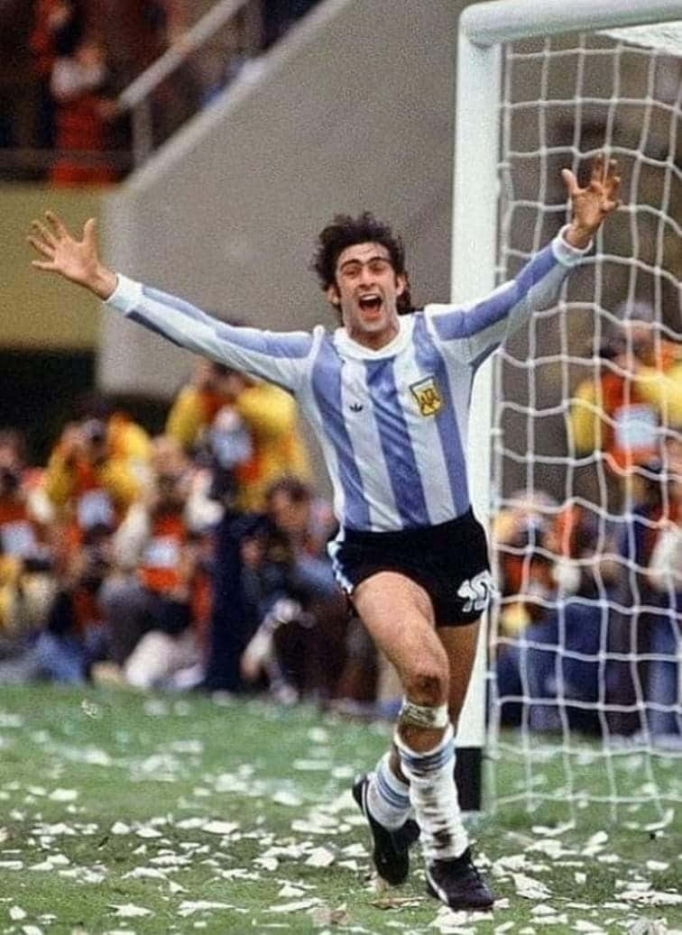 Caption: Legendary Argentine soccer player, Mario Kempes, in action on the field. Wallpaper