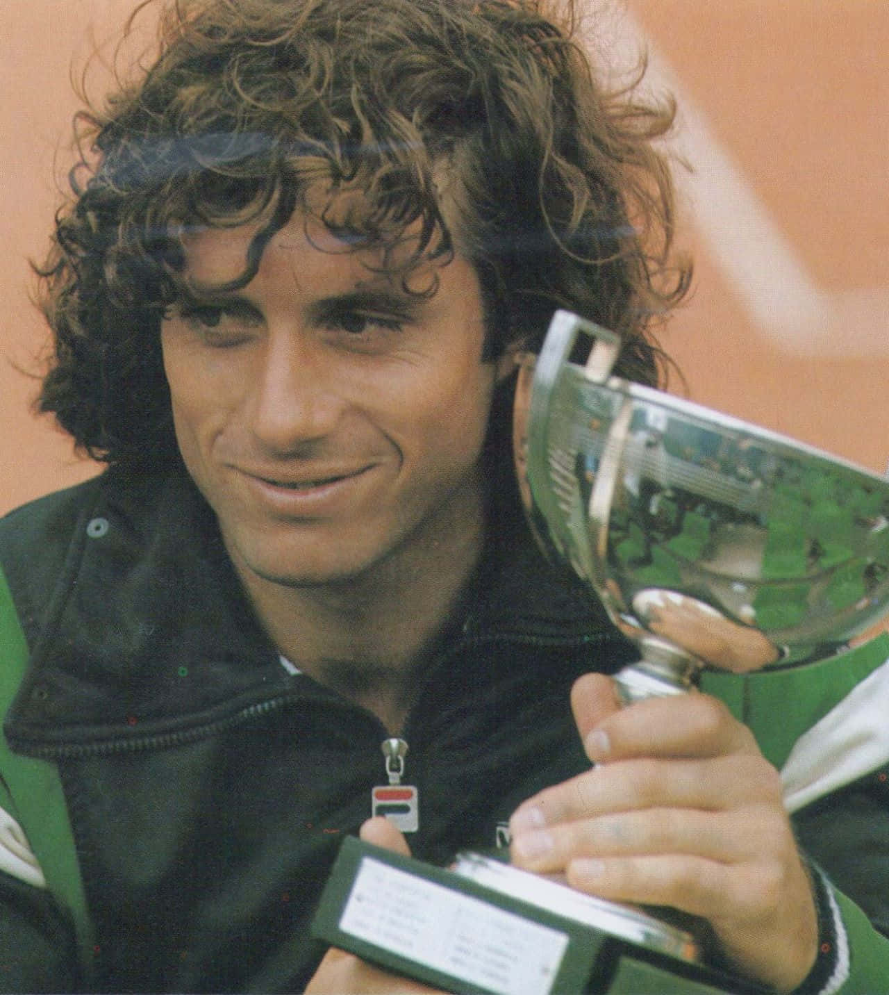 Argentinskaprofessionella Tennisspelaren Guillermo Vilas Mästerskapstrofé. (this Sentence Refers To A Computer Or Mobile Wallpaper Featuring An Image Of Guillermo Vilas Holding His Championship Trophy As A Tennis Player.) Wallpaper
