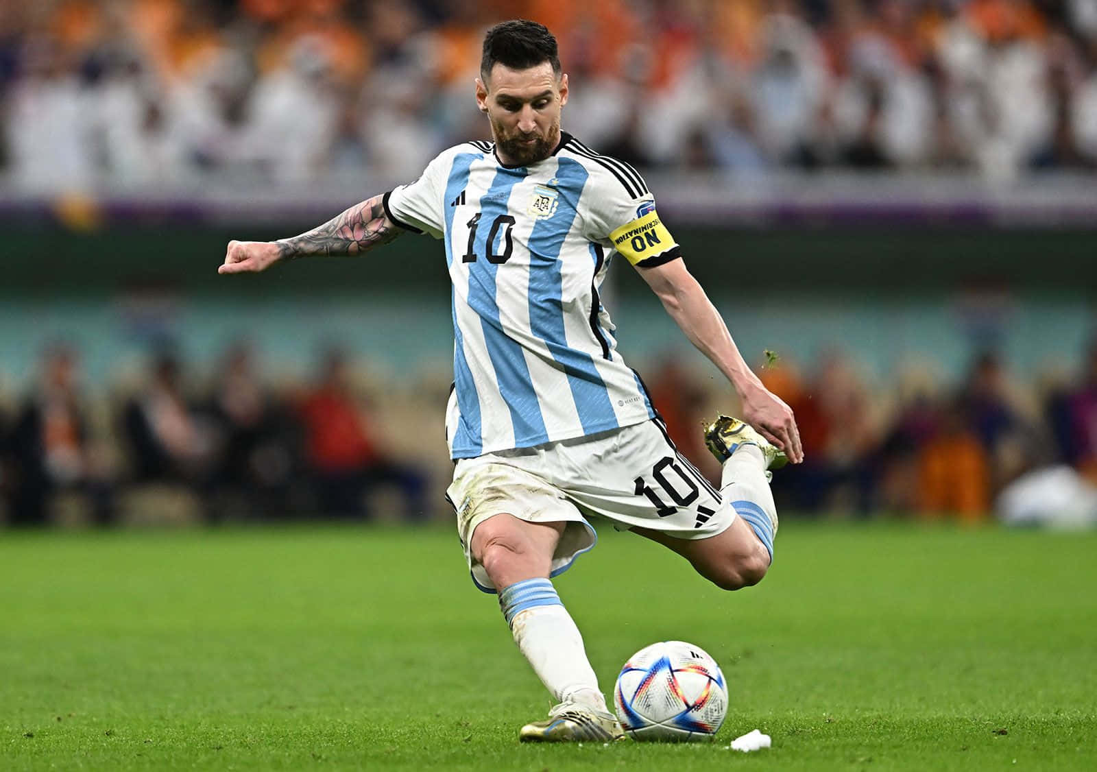 Argentinian Footballer In Action Wallpaper