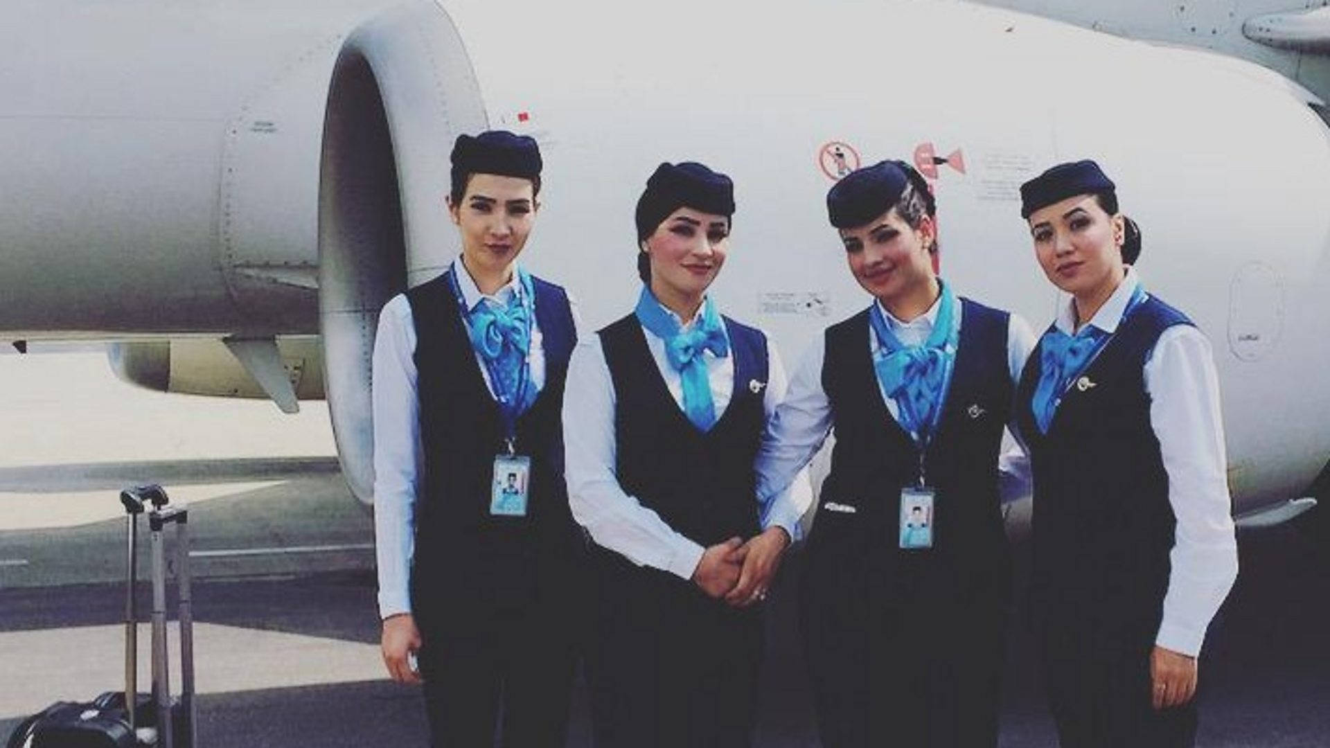 Assistentidi Volo Di Ariana Afghan Airlines In Servizio Sfondo