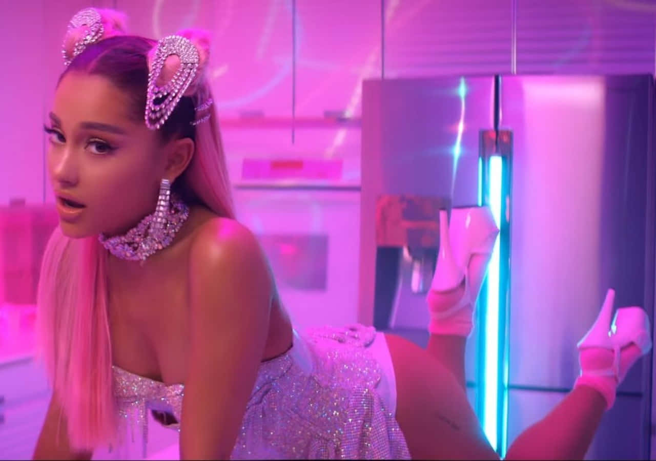 Ariana Grande ser frygtløs ud i hendes ikoniske 7 Ringe musikvideo. Wallpaper