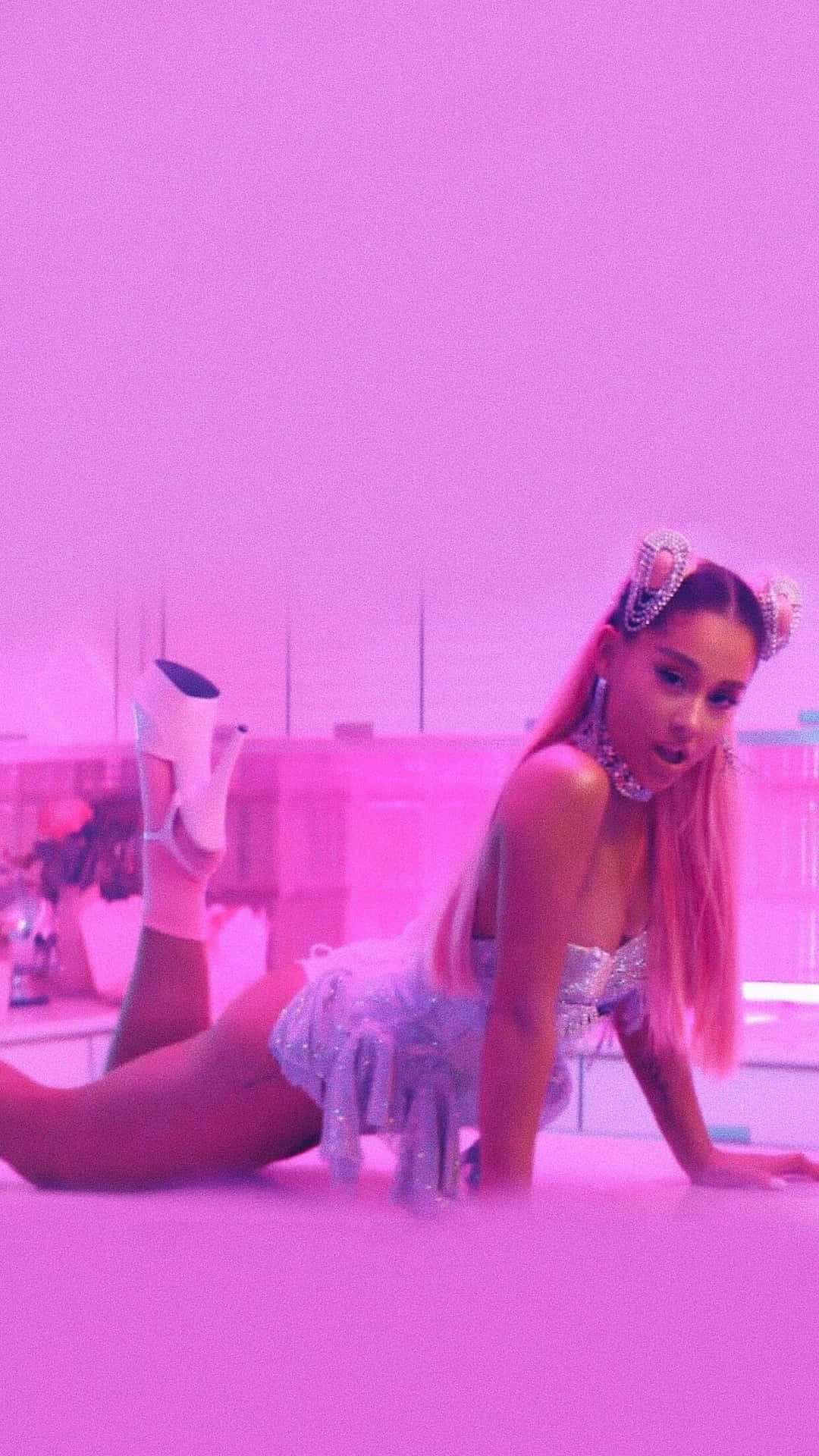 Ariana Grande med hendes hit single “7 Ringer” Wallpaper