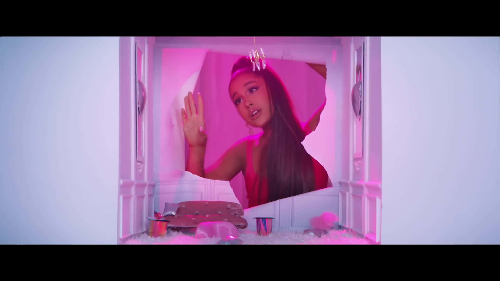 Estrellapop Ariana Grande Mostrando Sus Icónicos 7 Anillos. Fondo de pantalla