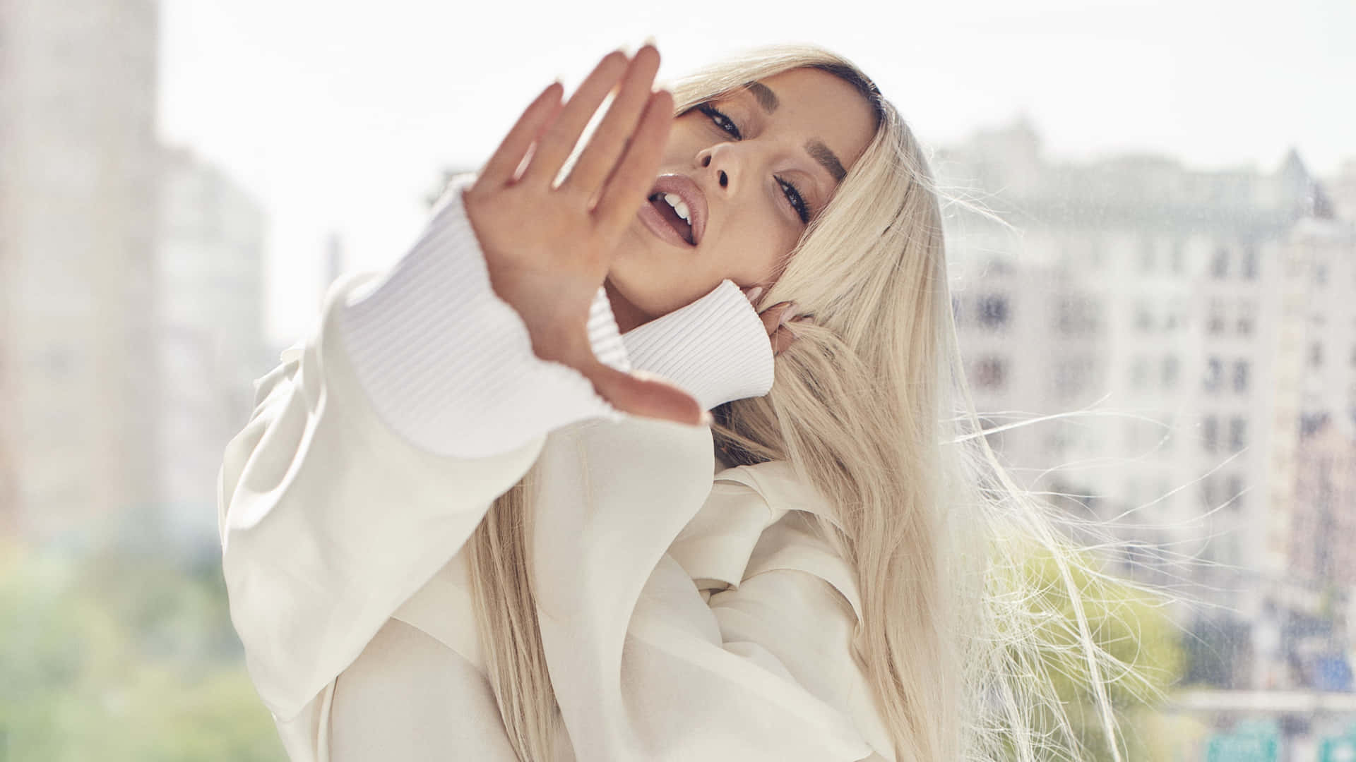 Ariana Grande står fuld Aestetisk Mode. Wallpaper