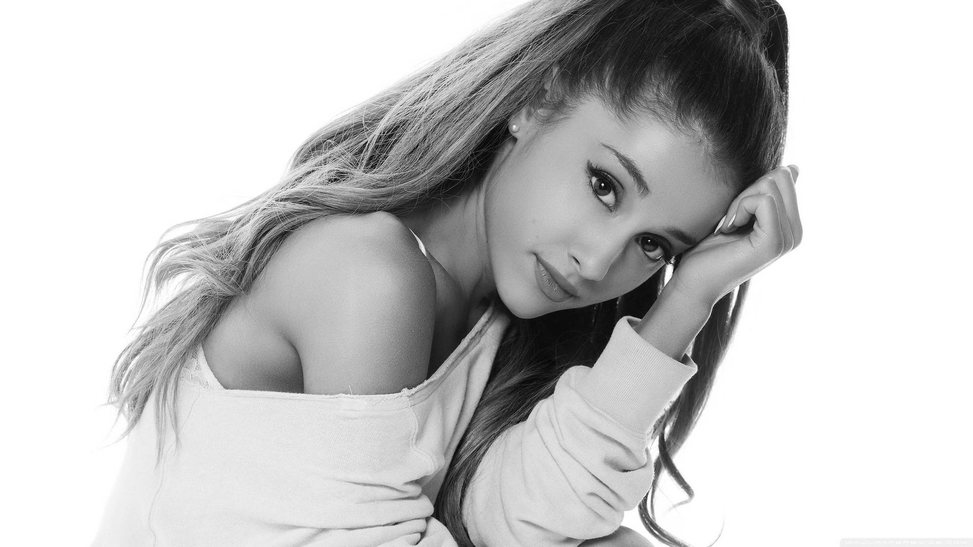 Ariana Grande looking as gorgeous as ever Wallpaper