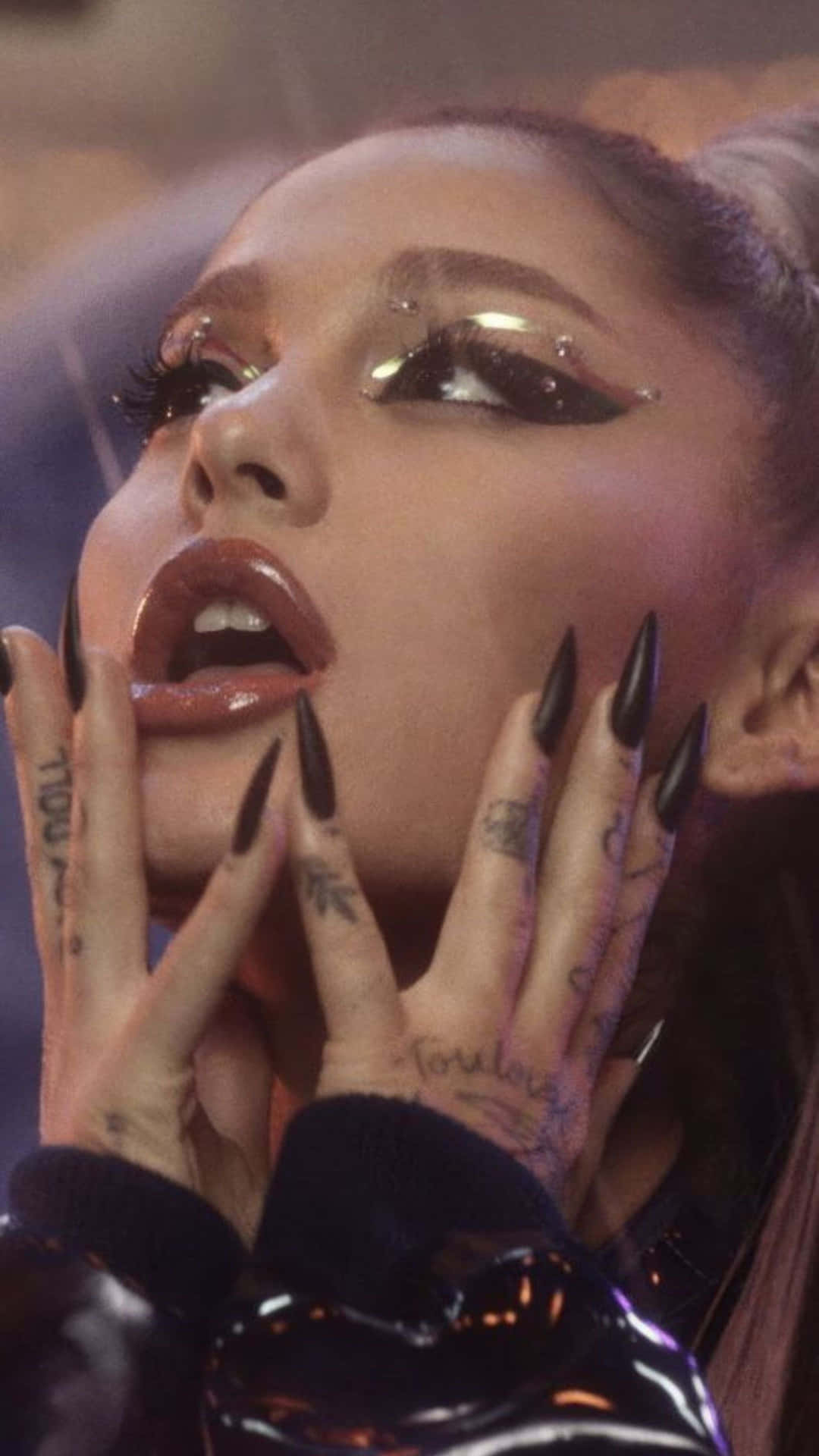 Ariana Grande Bold Makeupand Nails Wallpaper
