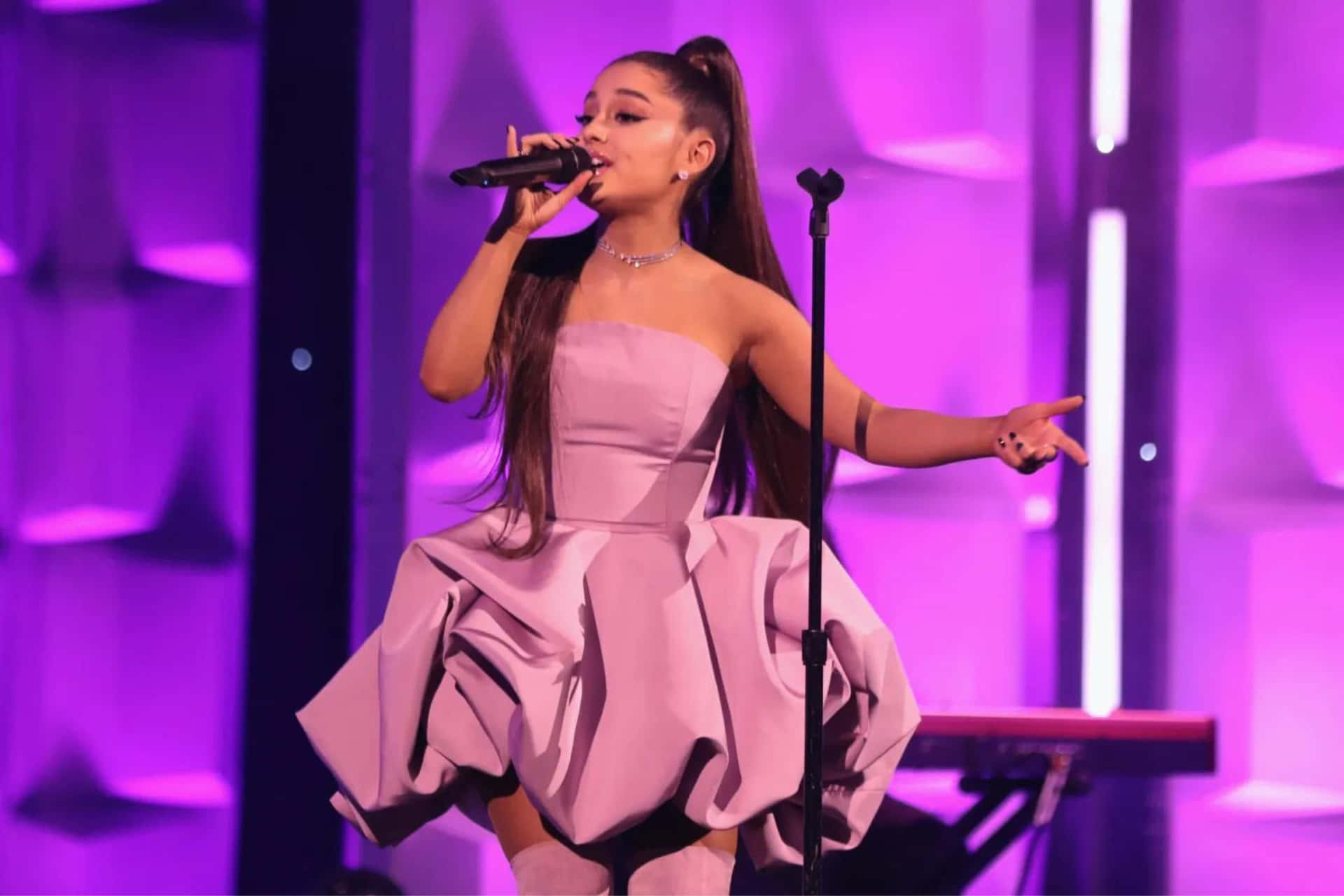 Ariana Grande Performing Livein Pink Dress Wallpaper