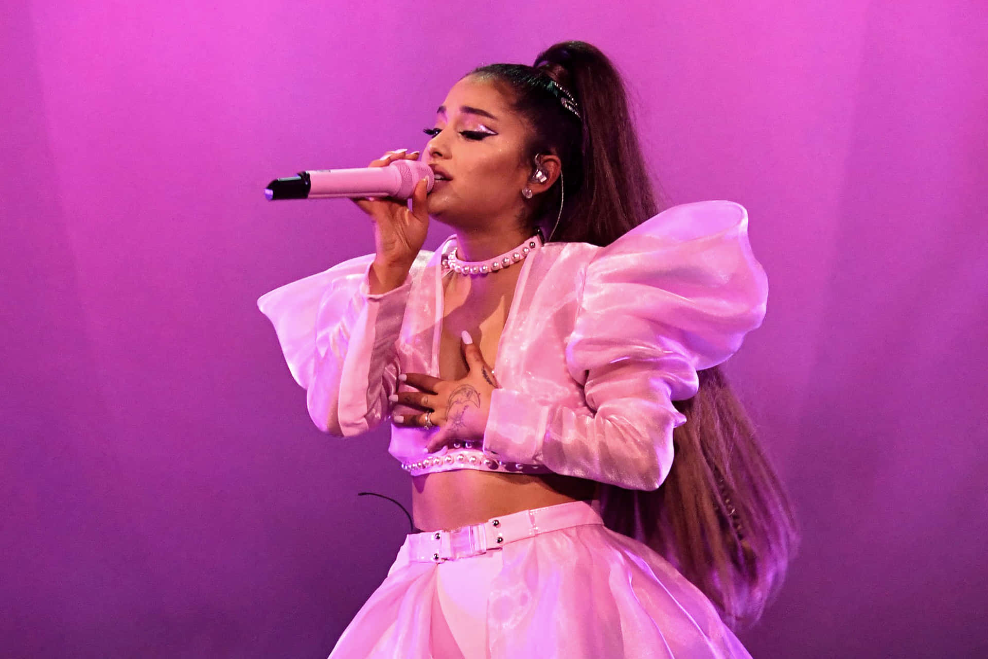 Pop Star Ariana Grande optræder for sine beundrende fans på en levende scene