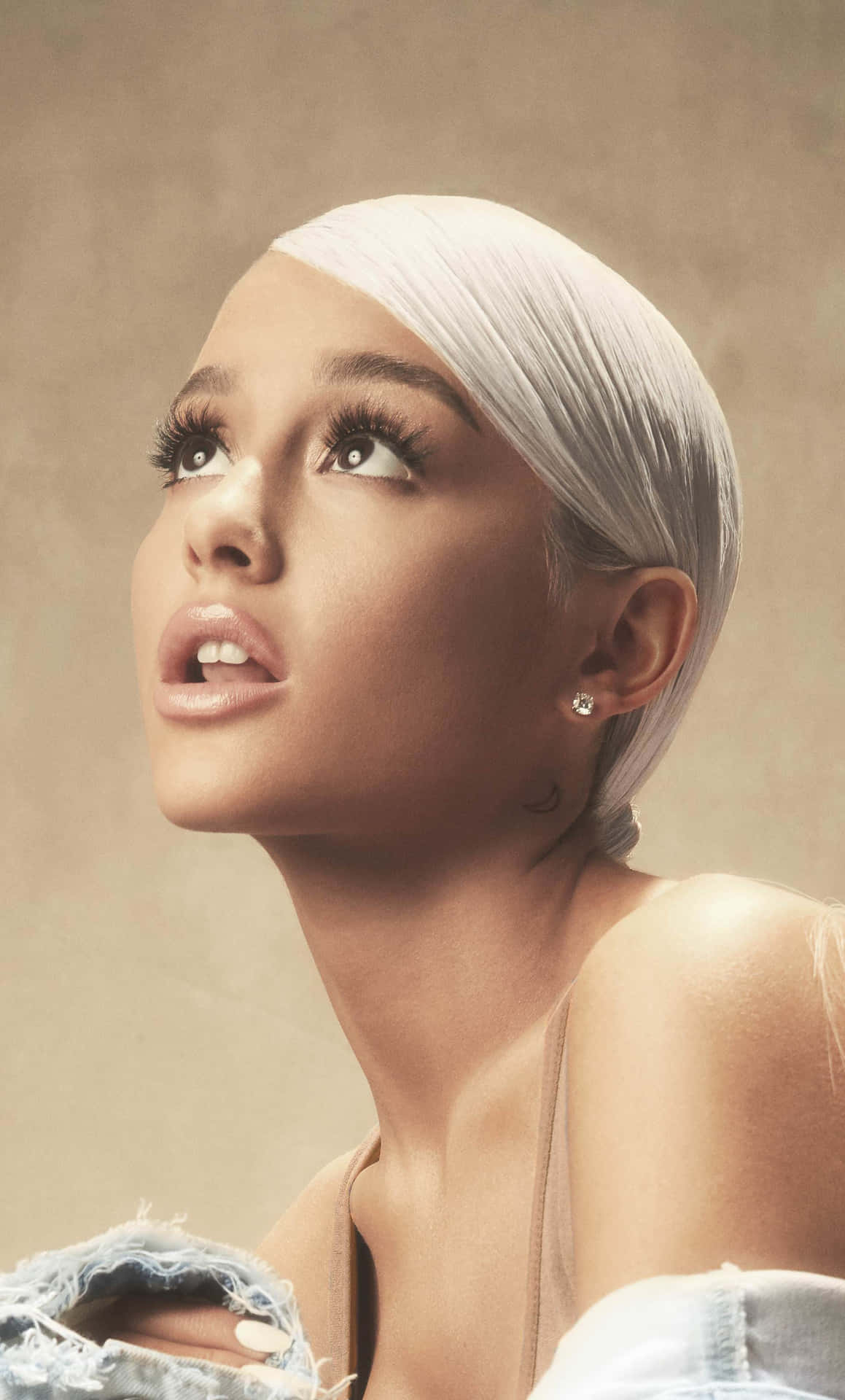 Ariana Grande Platinum Blonde Look Wallpaper