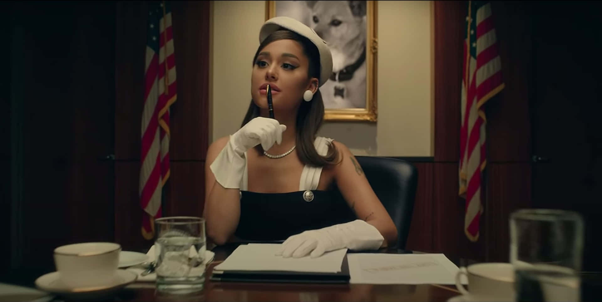 Ariana Grande Oval Office -asennossa Taustakuva