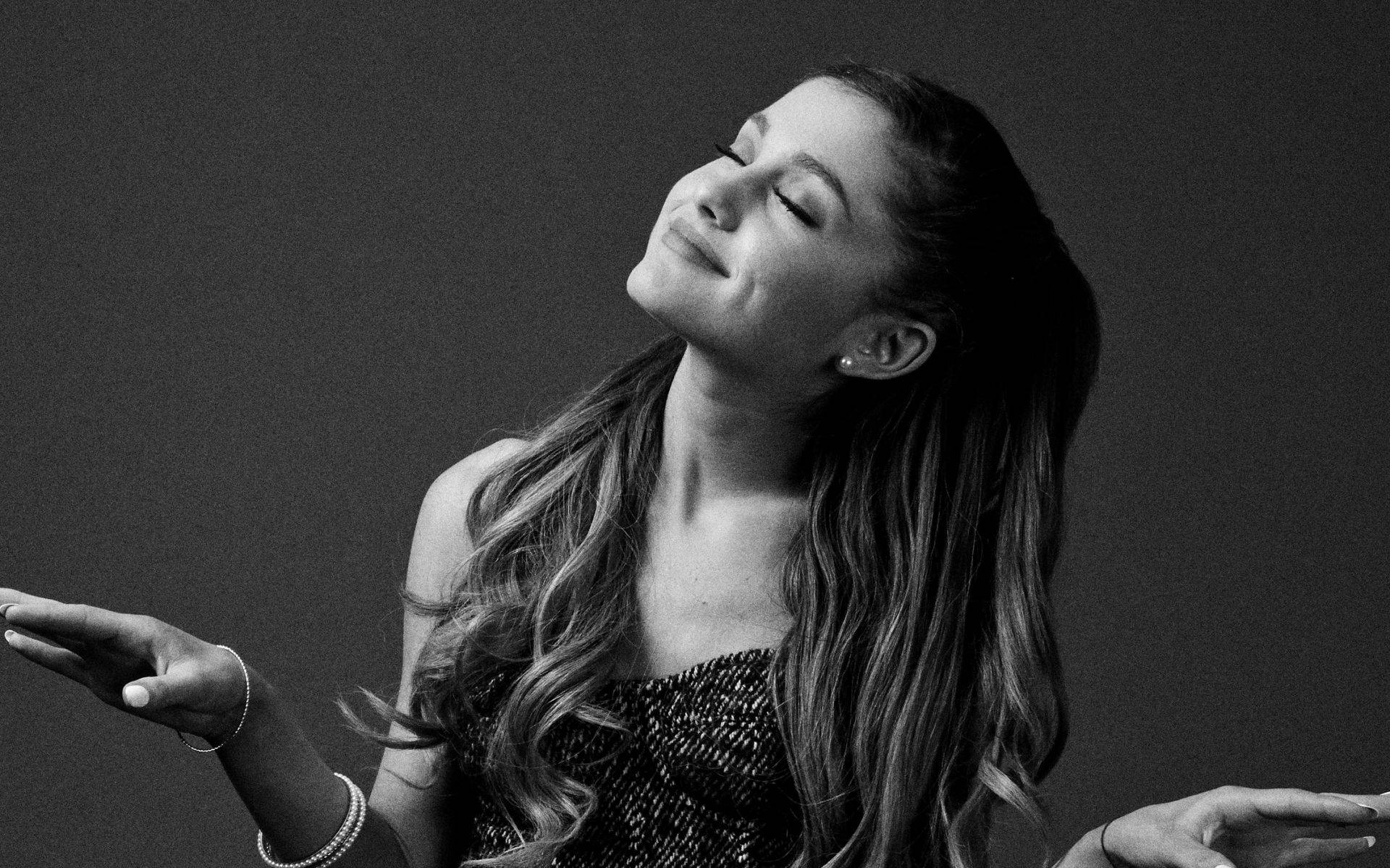 Ariana Grande's Adorable Smirk Wallpaper