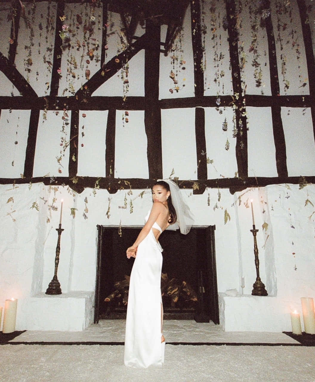 Arianagrande Modelando Na Frente De Uma Foto Da Recepção De Casamento.
