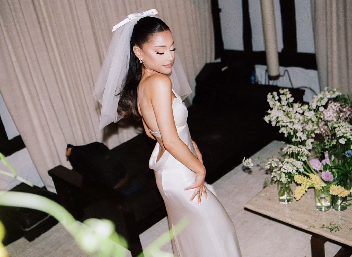 Ariana Grande optræder i hendes brudekjole billede tapet.
