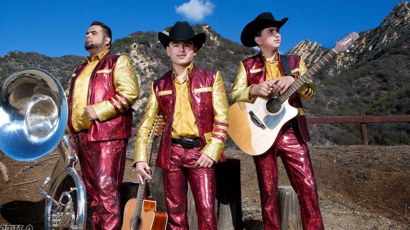 Tre mænd i mexicanske dragter står ved siden af en guitar. Wallpaper