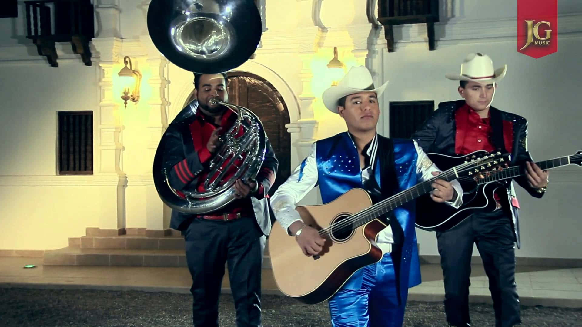 En gruppe af mænd i traditionel mexicansk påklædning, der spiller instrumenter. Wallpaper