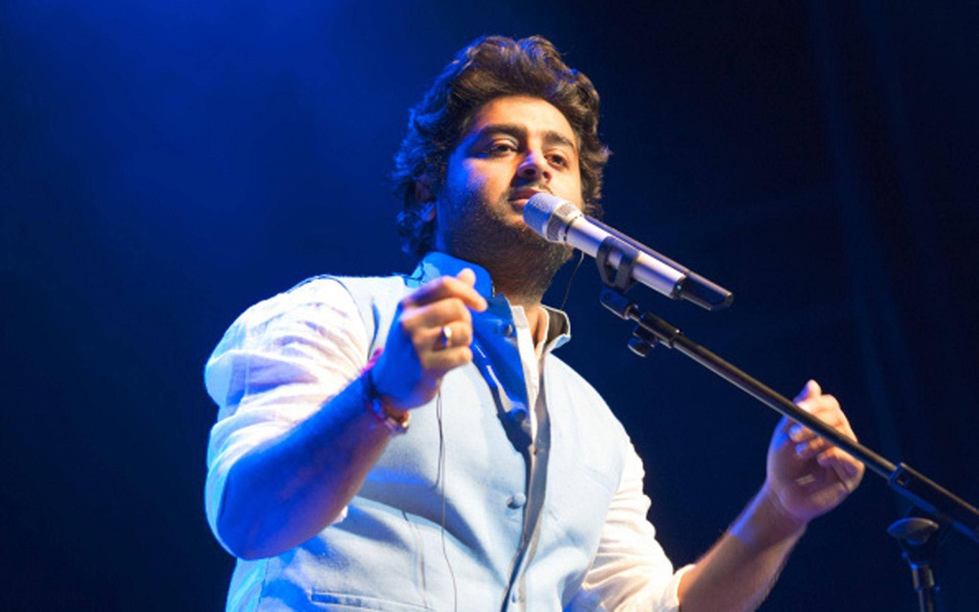 Arijit Singh Connects With Audience On Stage Wallpaper