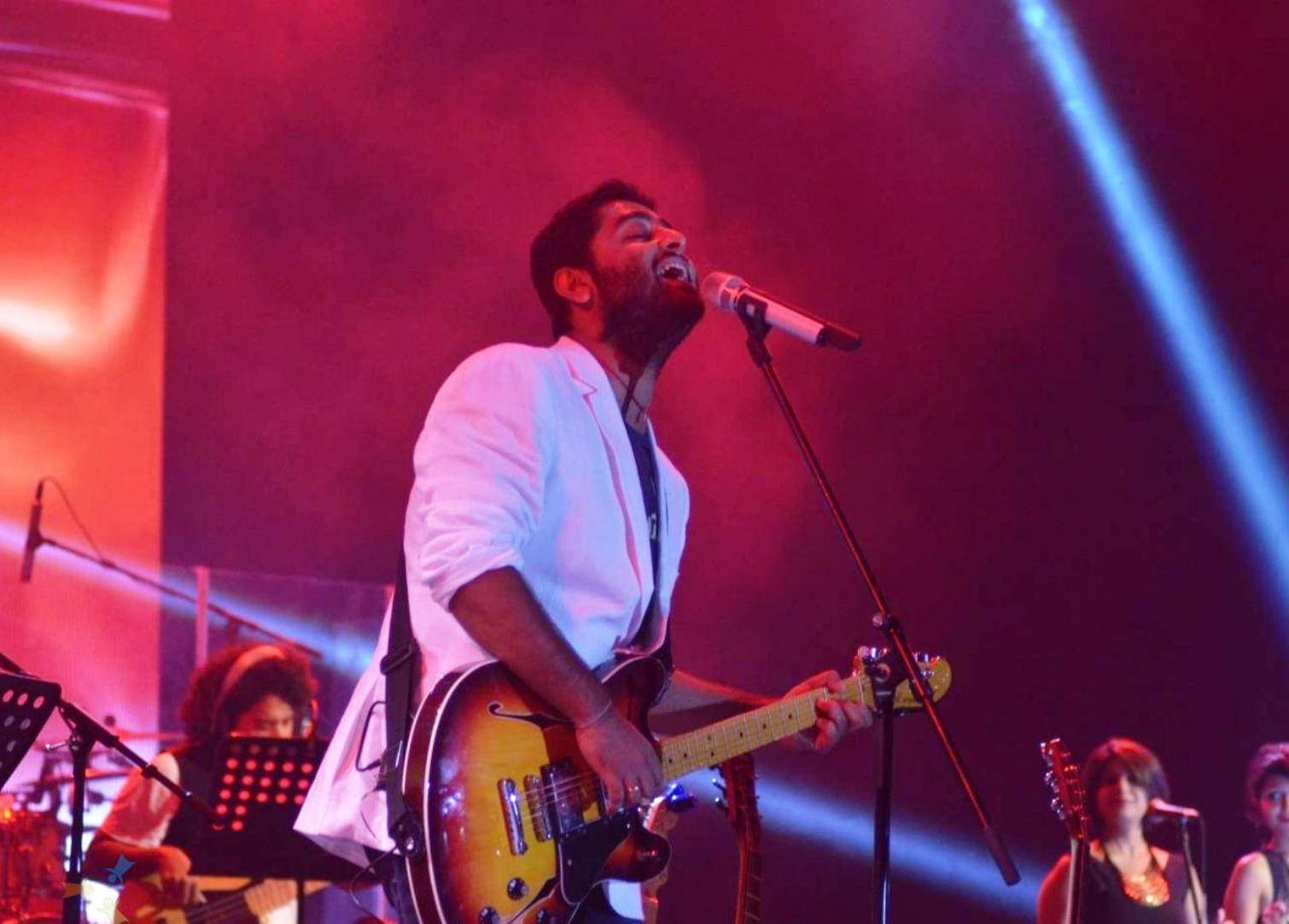 Arijit Singh Performing Well With Backup Wallpaper