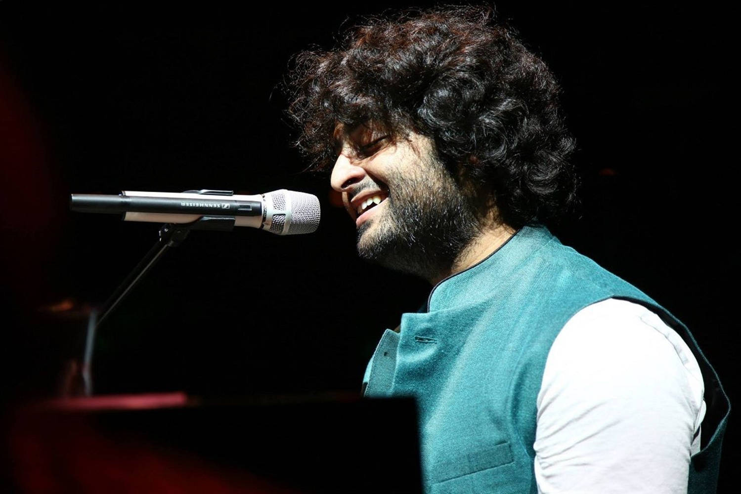 Download Arijit Singh Playing Piano And Singing Wallpaper ...