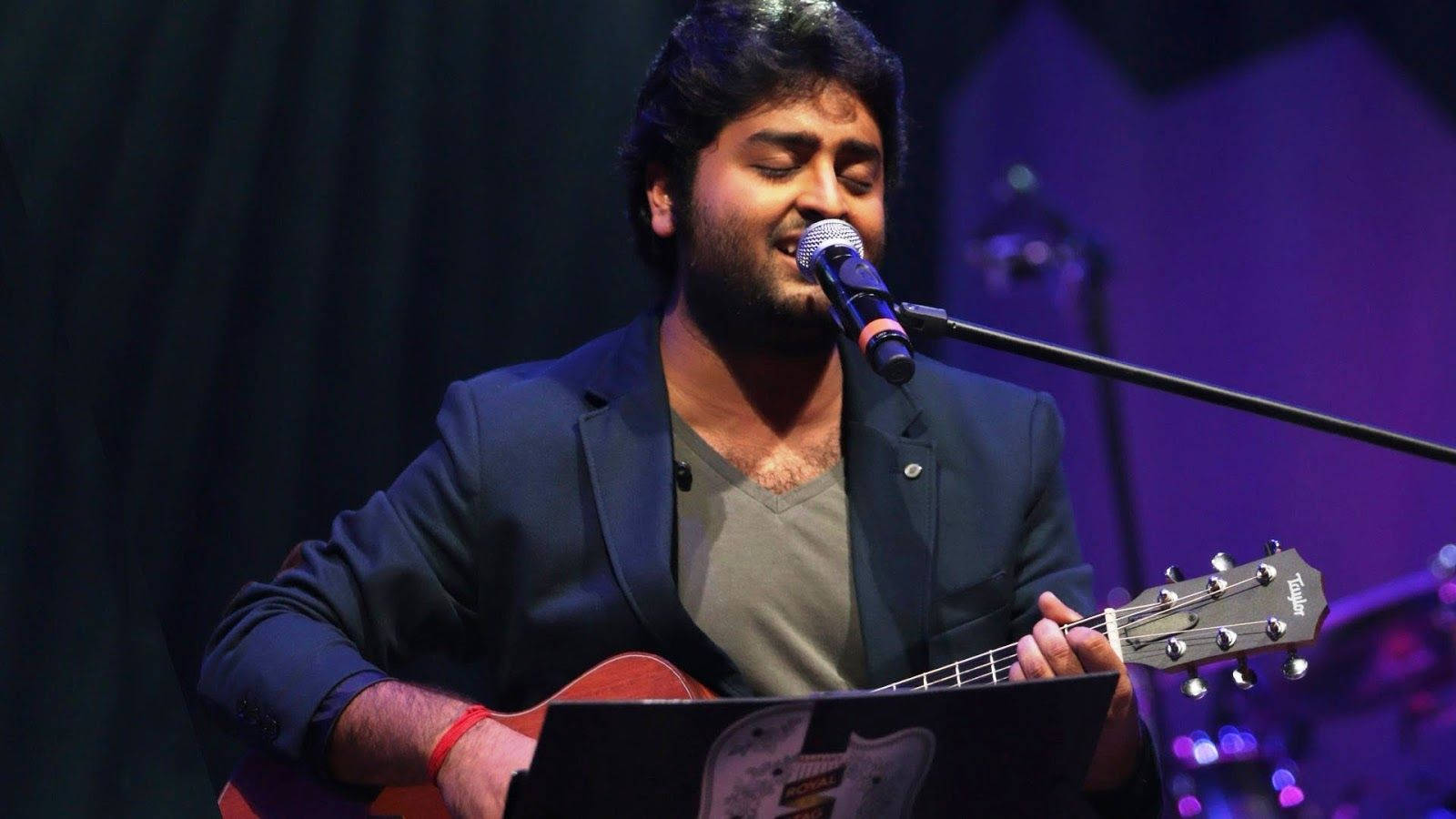 Arijit Singh Singing And Playing Guitar Wallpaper