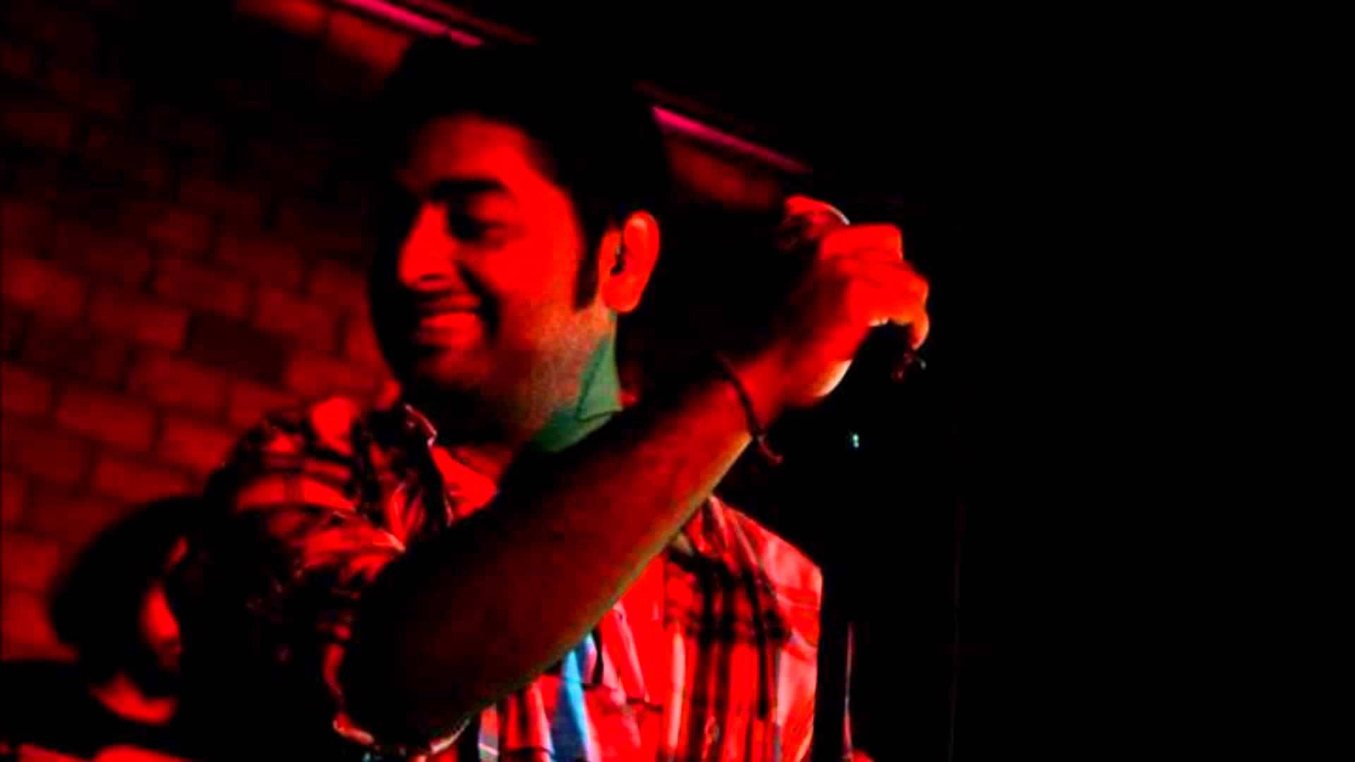 Arijit Singh Singing In The Dark Background