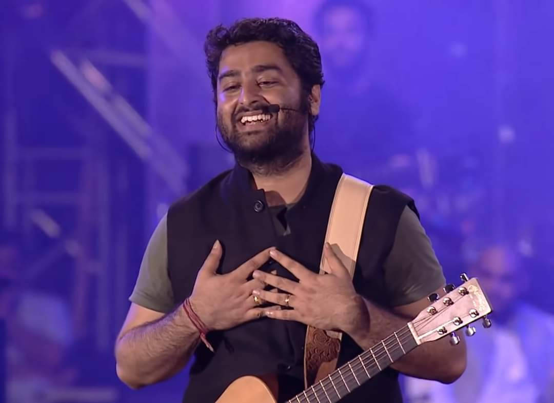 Arijit Singh Singing Live With Guitar Picture
