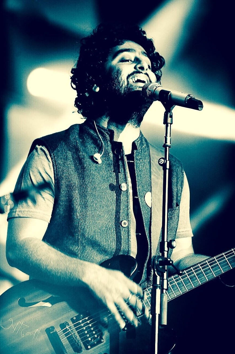 Download Arijit Singh Singing Performance Snapshot Wallpaper ...