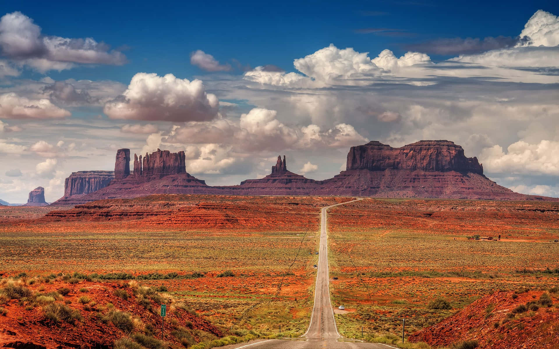Erlebensie Atemberaubende Aussichten Auf Die Majestätische Naturlandschaft Arizonas.