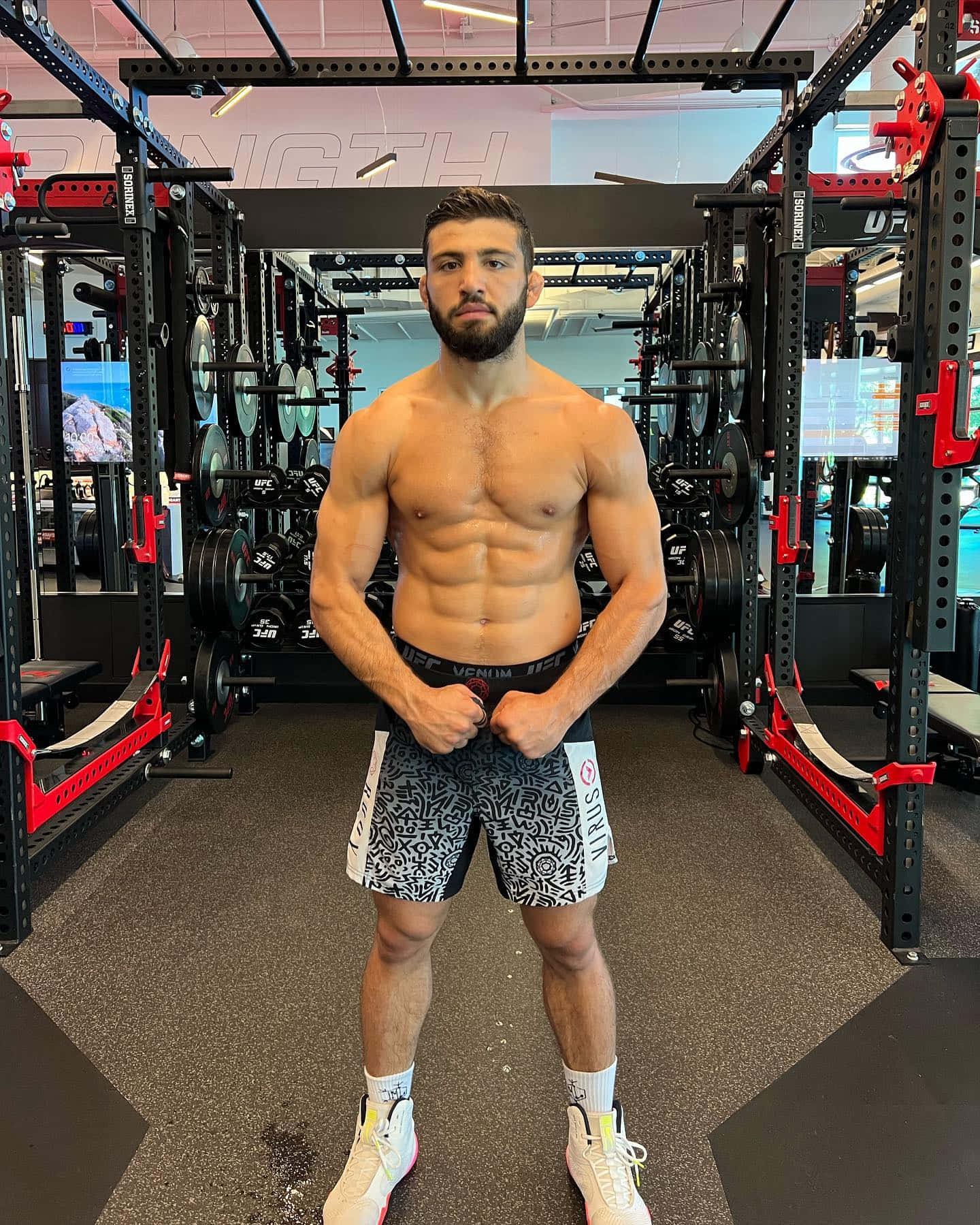 Arman Tsarukyan Viser Muskler På Gym Wallpaper