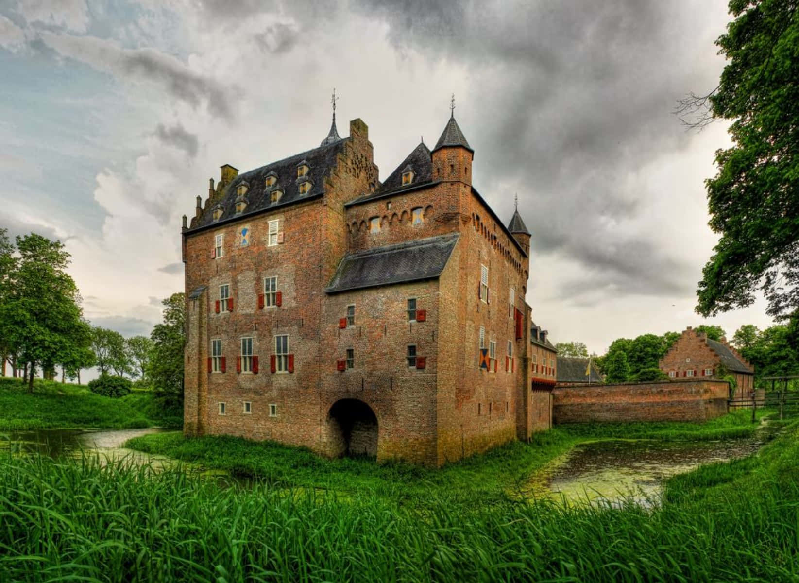 Arnhem Historical Castle Surroundedby Nature Wallpaper