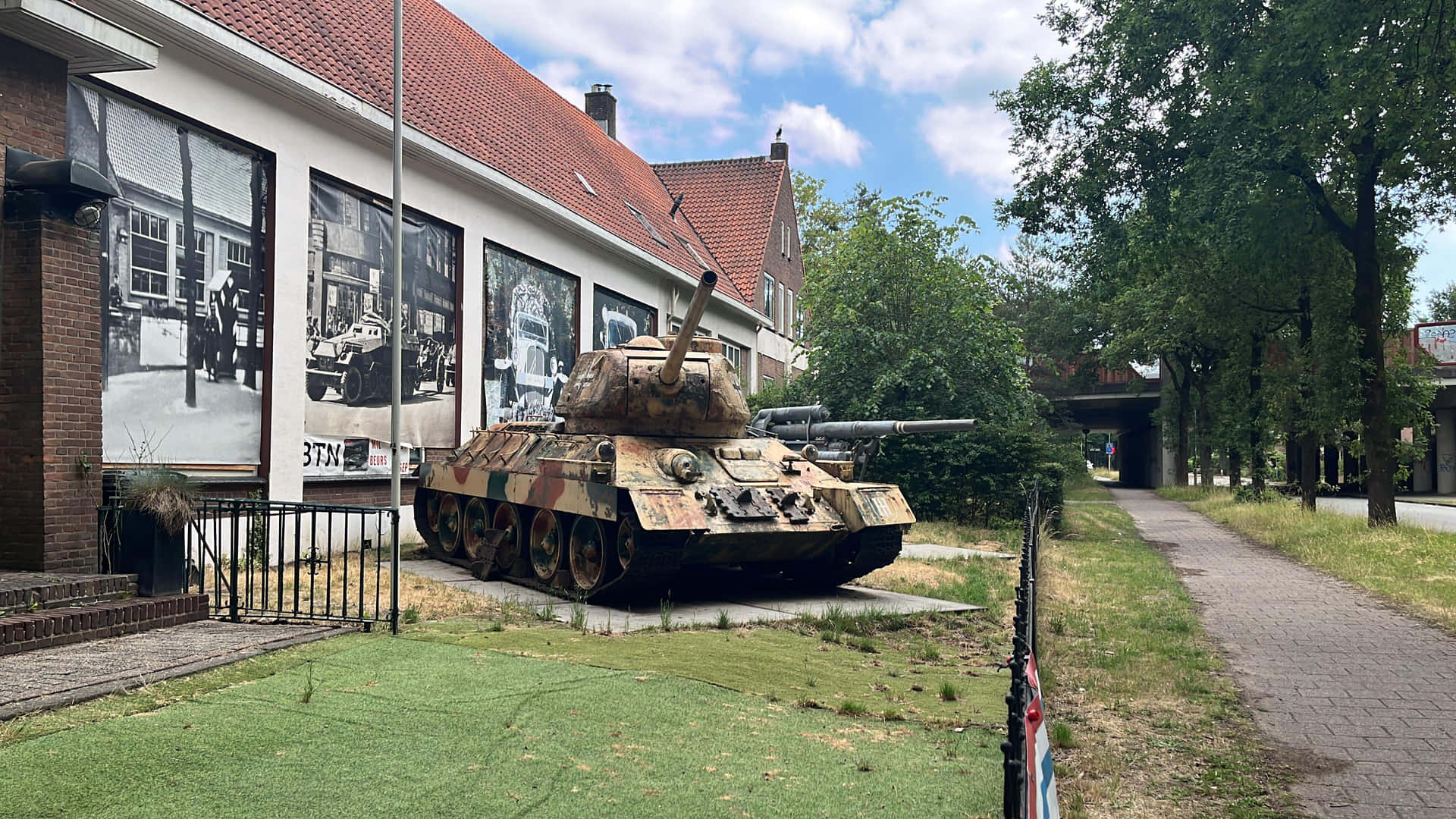 Arnhem Tank Monumentand Historical Photos Wallpaper