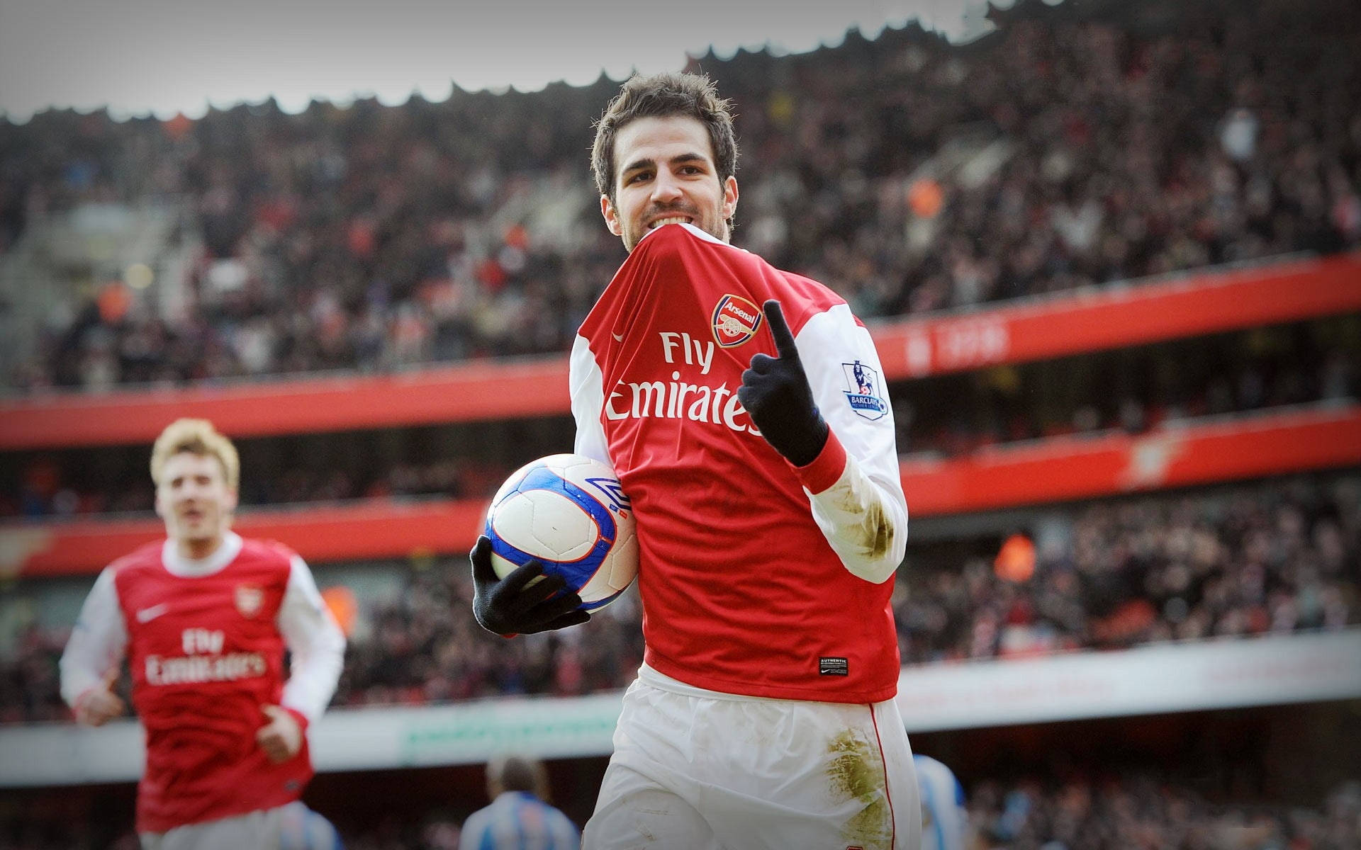 Jugadoresdel Arsenal Fc Con El Balón. Fondo de pantalla