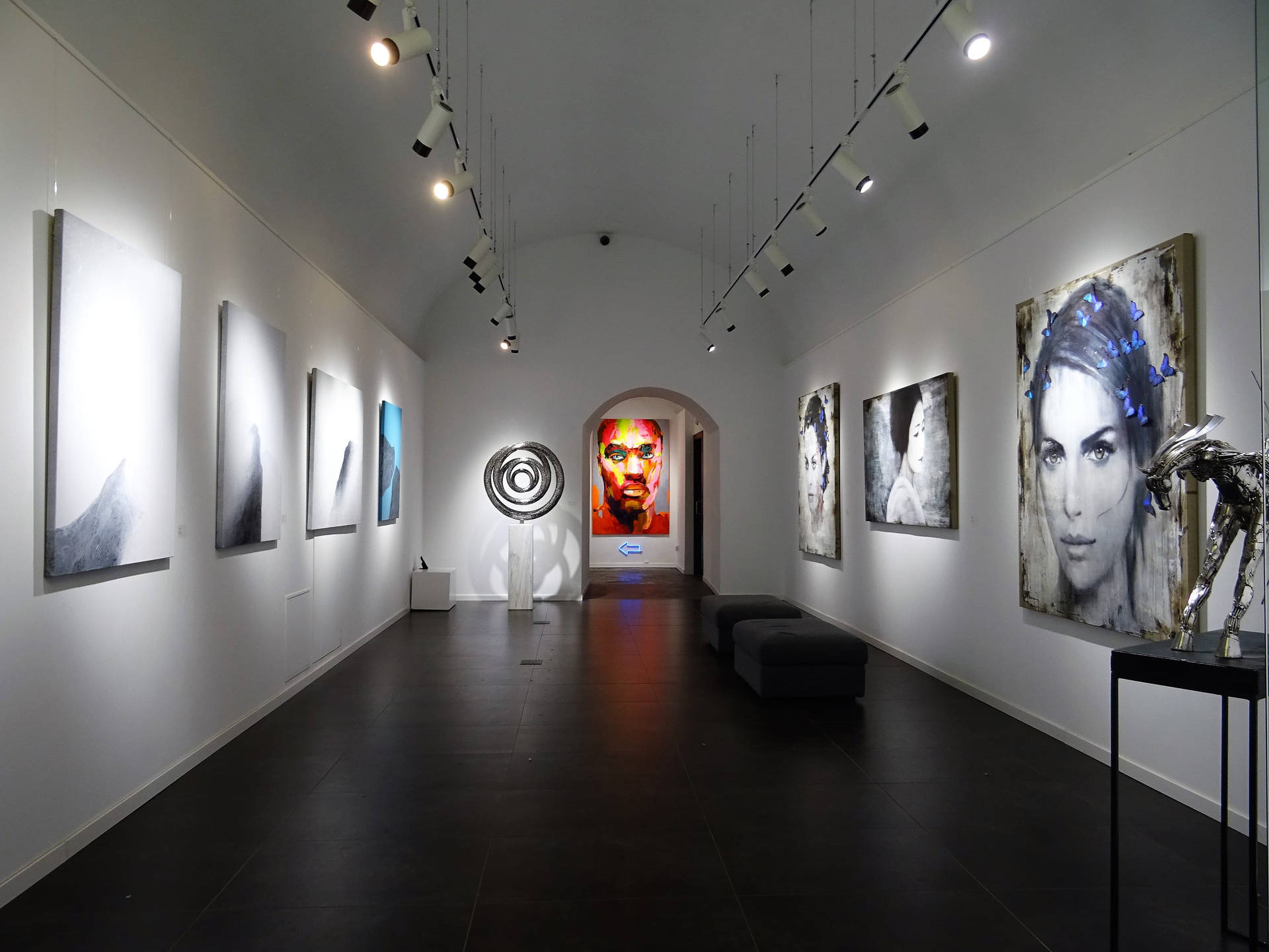 Art Gallery With Human Portraits Wallpaper