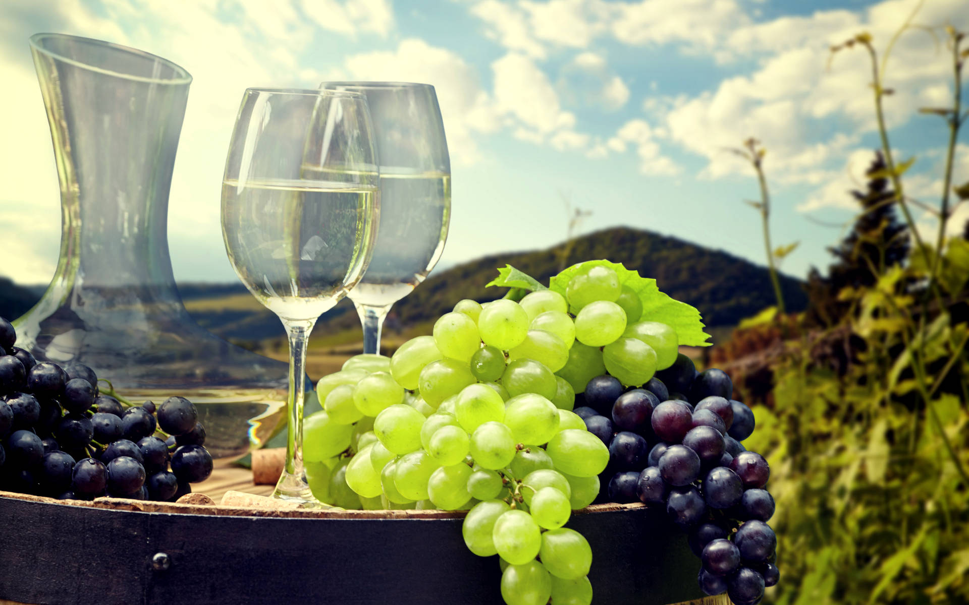 Kunst af Grape Wine II - Nyd et naturskønt billede af druer og vin Wallpaper