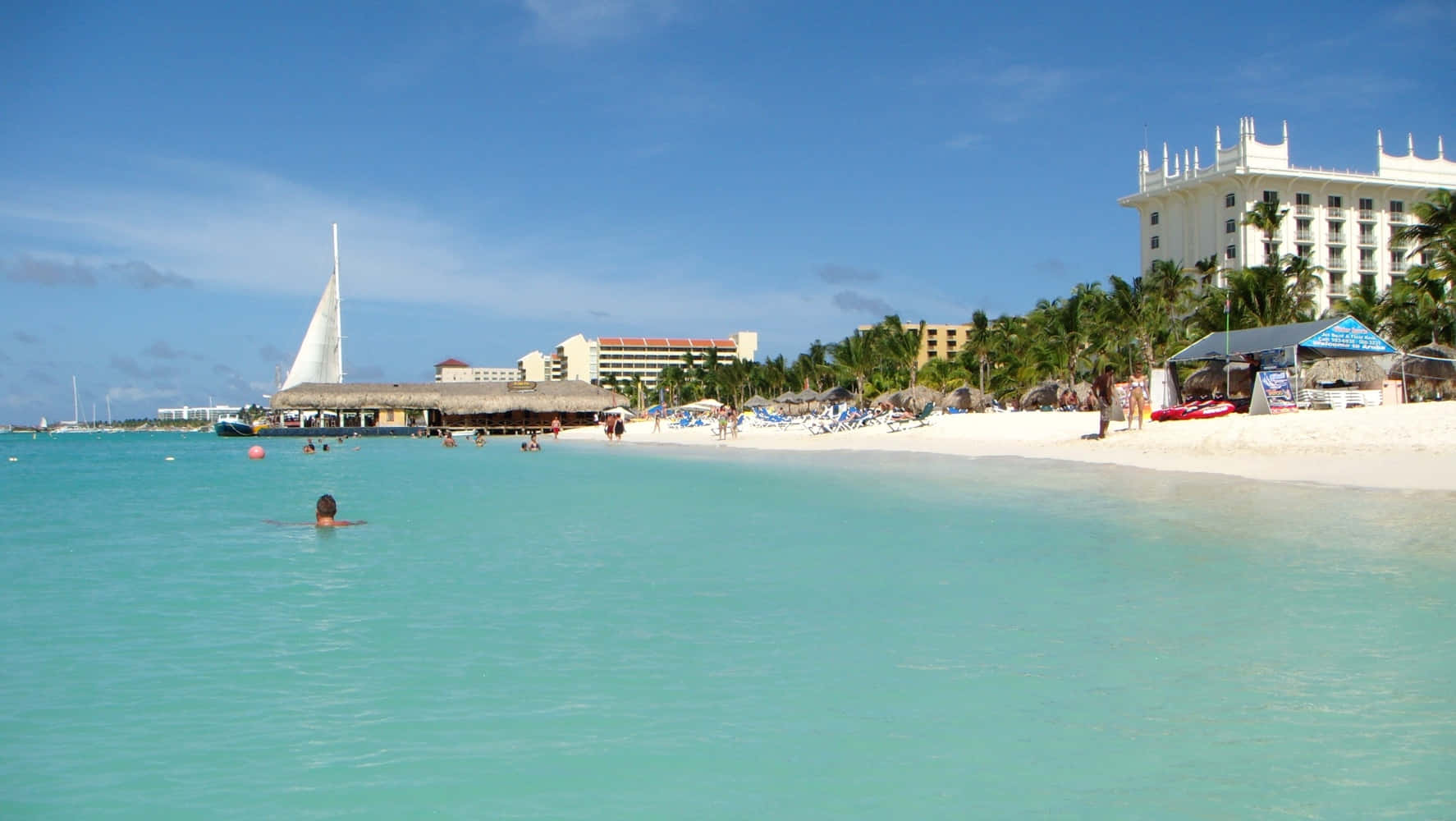 Spiaggiaincontaminata Di Aruba Con Acqua Cristallina E Palme