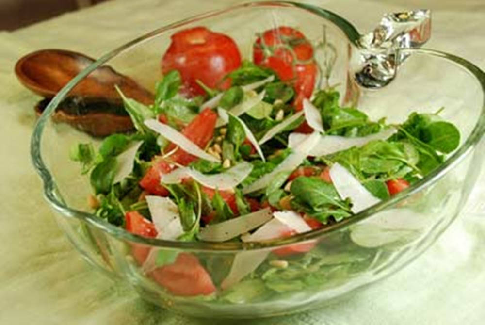 Arugula Leaves, Tomato, And Onion Salad Wallpaper