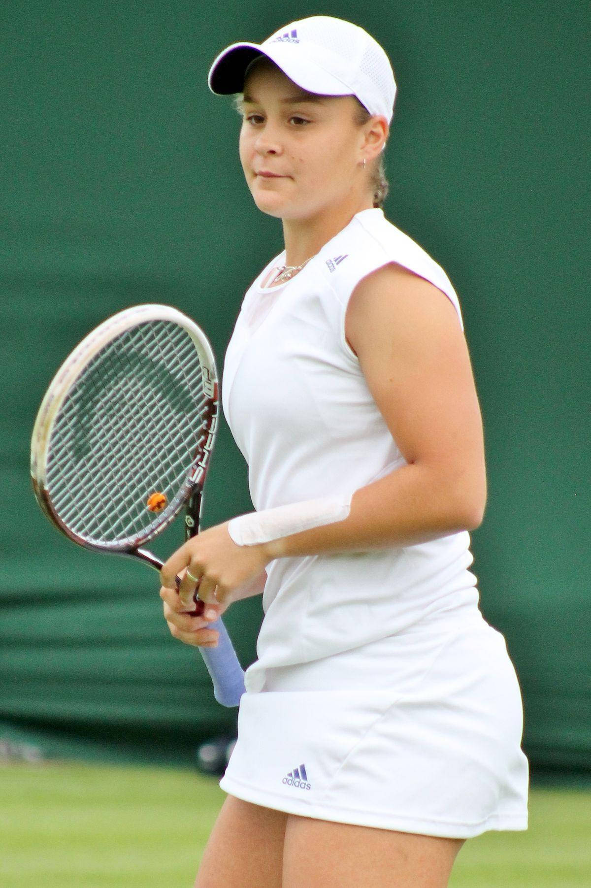 Ashleigh Barty bærer alt hvidt, mens hun spiller tennis, og viser hendes agilitet og nøjagtighed. Wallpaper