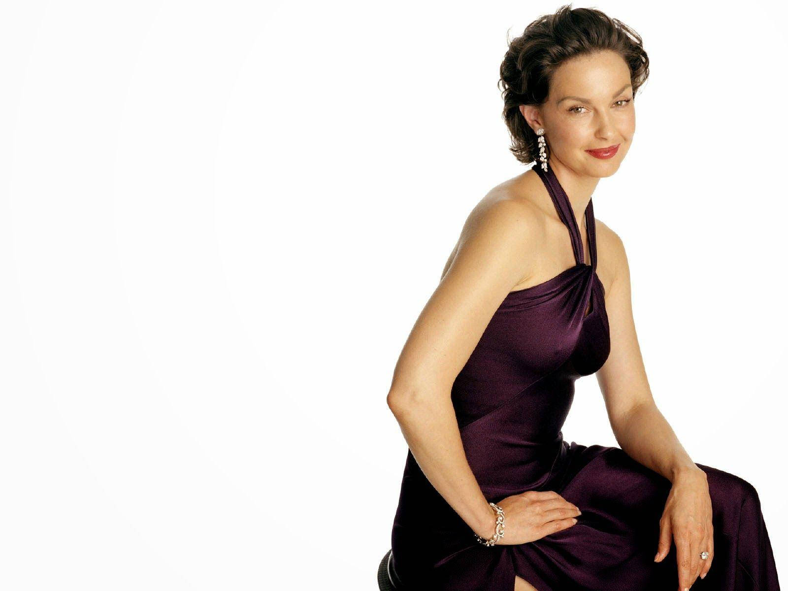Ashley Judd In Velvet Gown Wallpaper