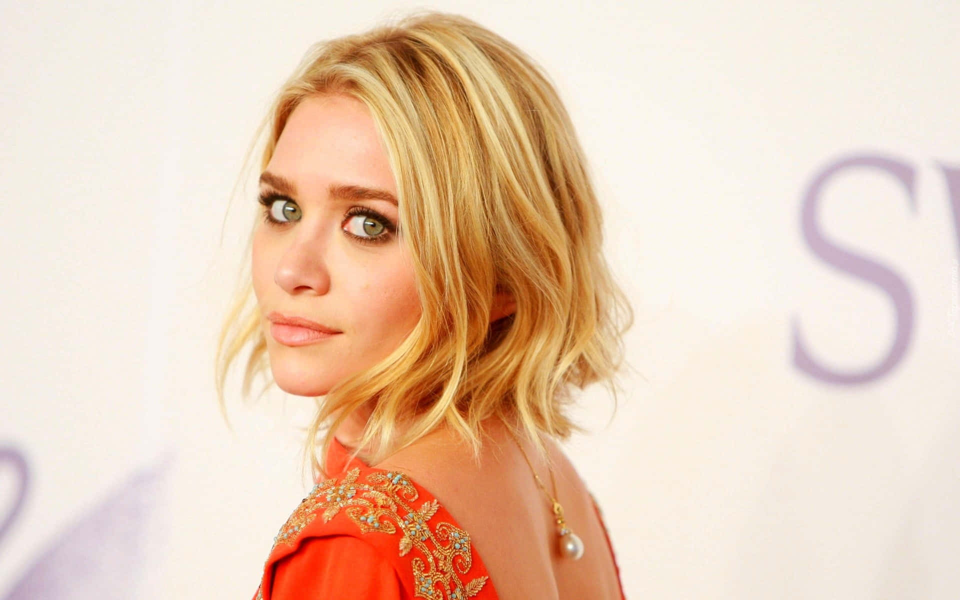 Ashley Olsen Poses Elegantly in a Stylish Outfit Wallpaper
