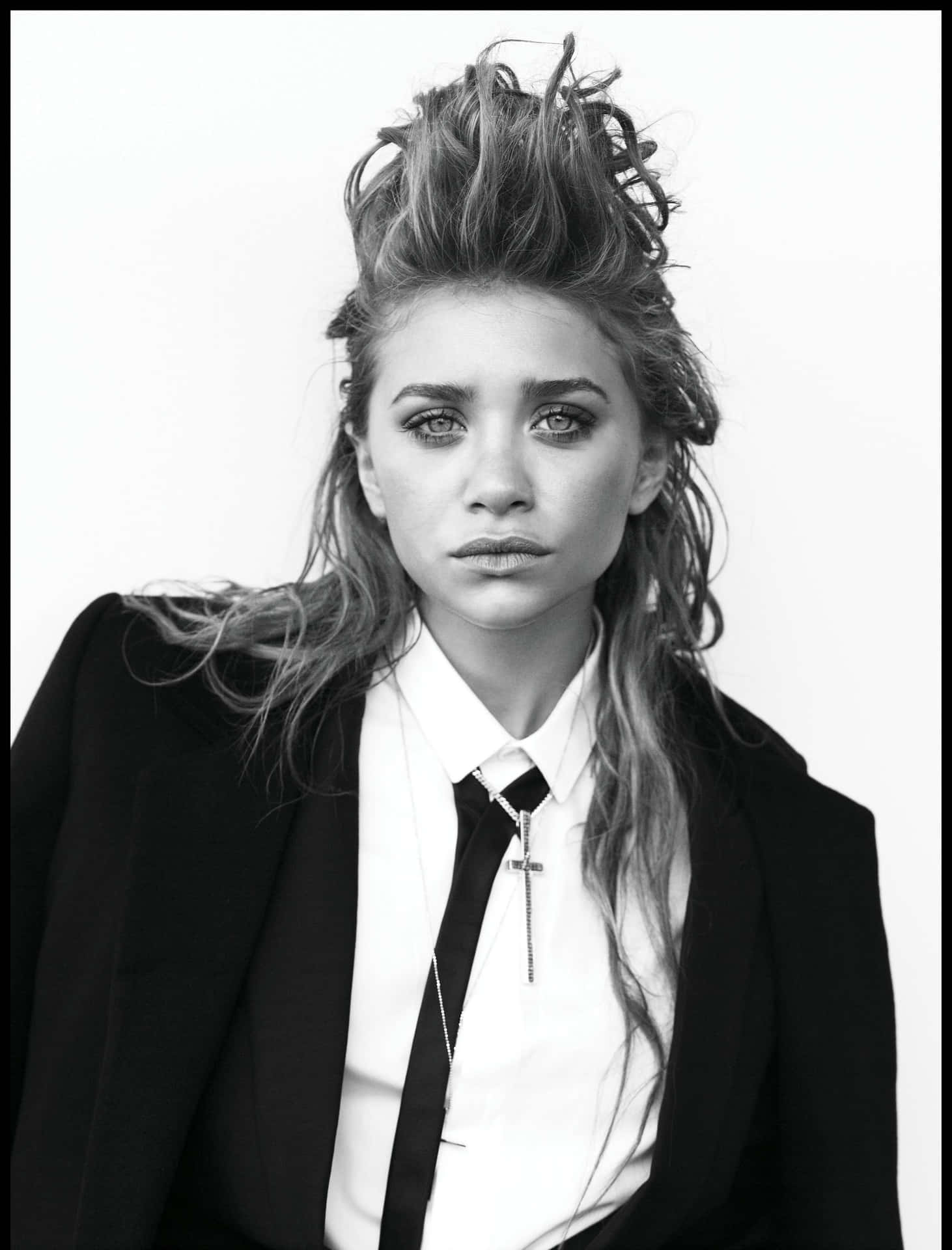 Ashley Olsen Radiating Elegance in Black and White Wallpaper