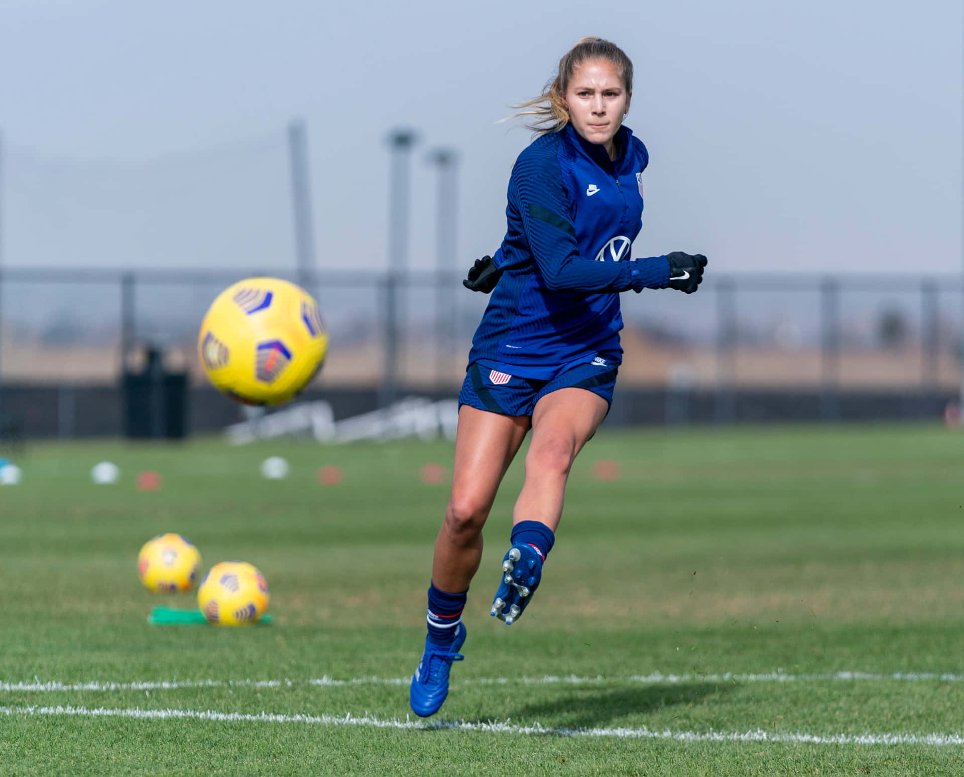 Ashley Sanchez Poseeraa Aakkoskuvioisessa Mekossa Taustakuva