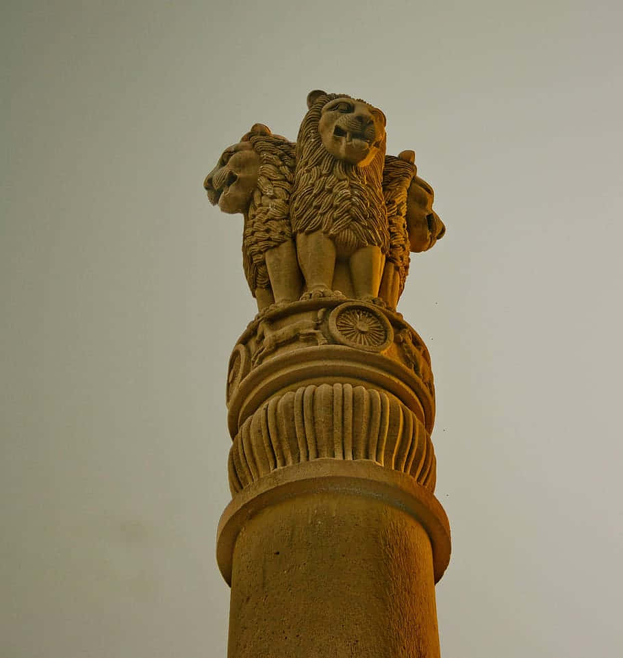 Columnade Ashoka En Un Cielo Oscuro Y Brumoso. Fondo de pantalla
