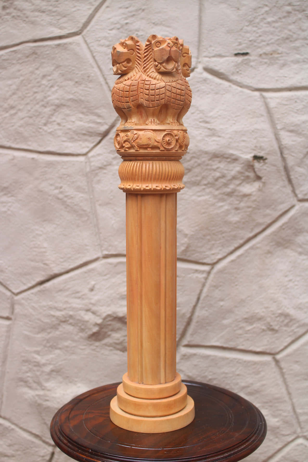Estatuapequeña Del Pilar De Ashoka. Fondo de pantalla