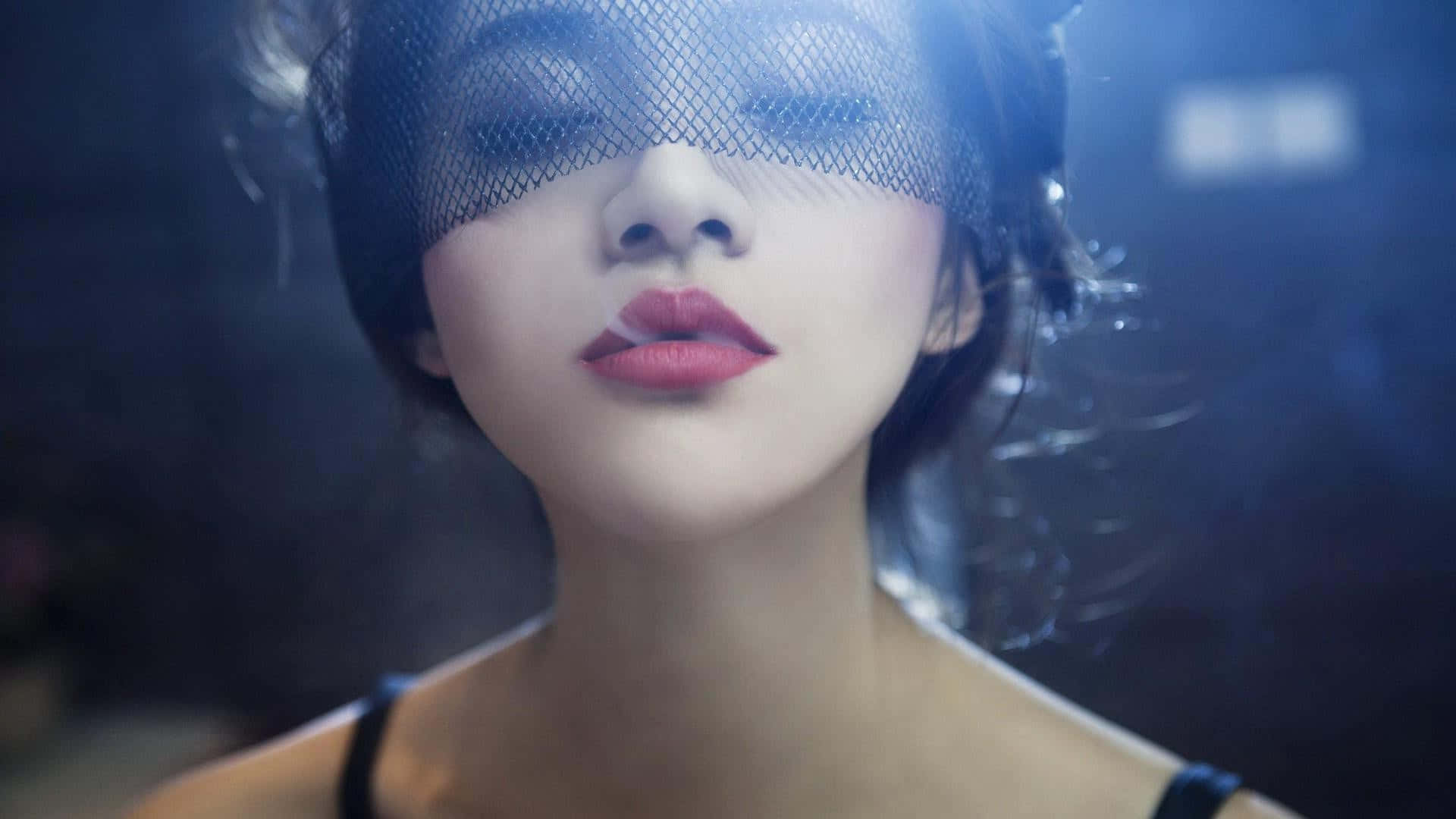 Asiatisk pige med læbestift ryger Wallpaper