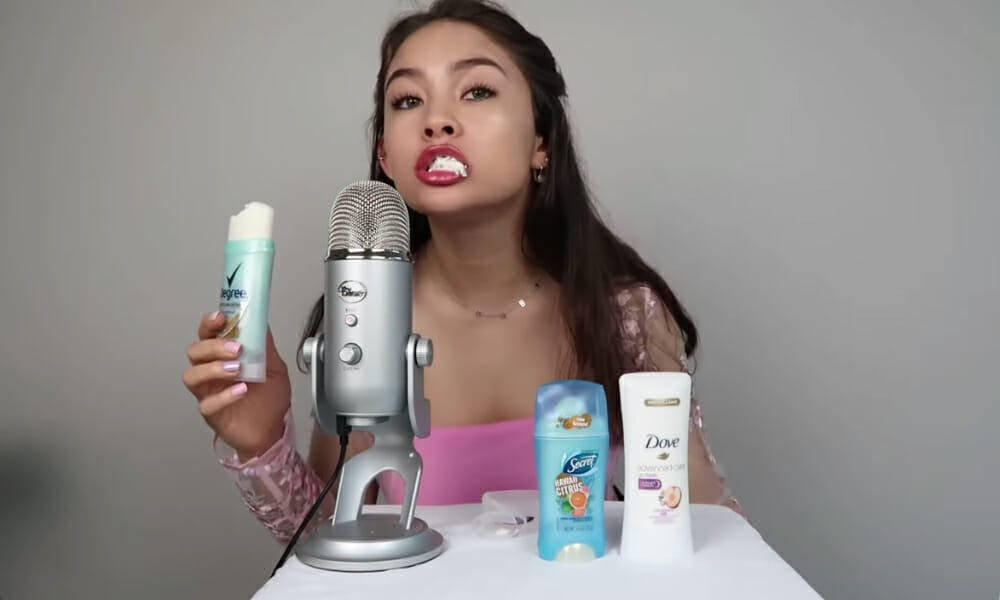 En kvinde holder et mikrofon og nogle produkter Wallpaper