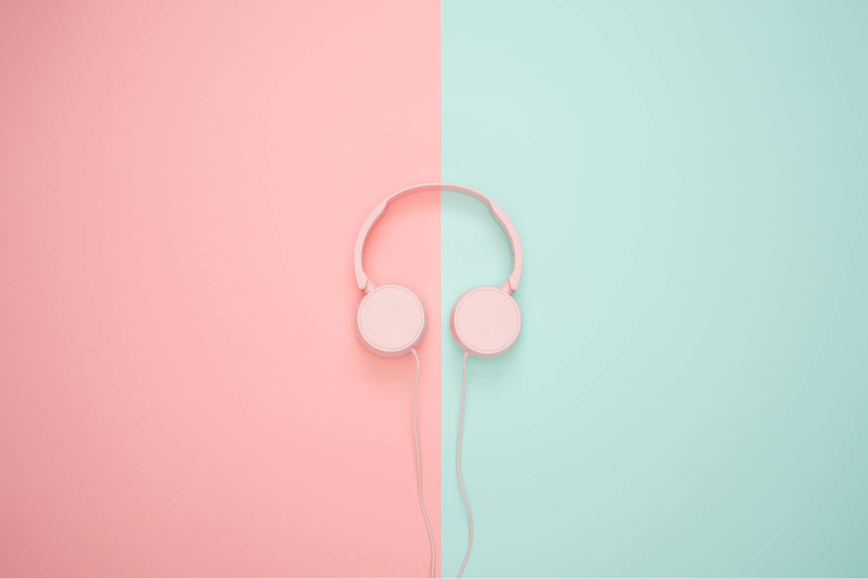 Pink hovedtelefoner på en pink og blå baggrund Wallpaper