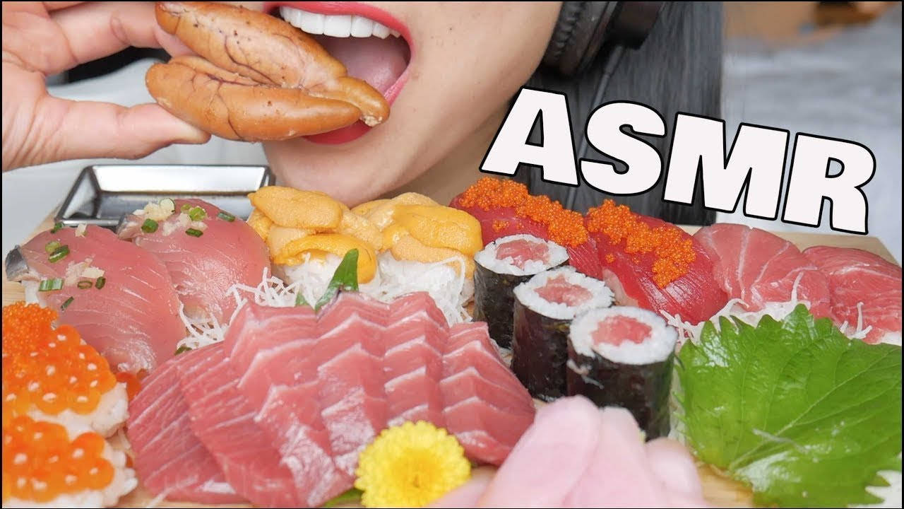 Einefrau Isst Sushi Mit Den Wörtern Asmr. Wallpaper