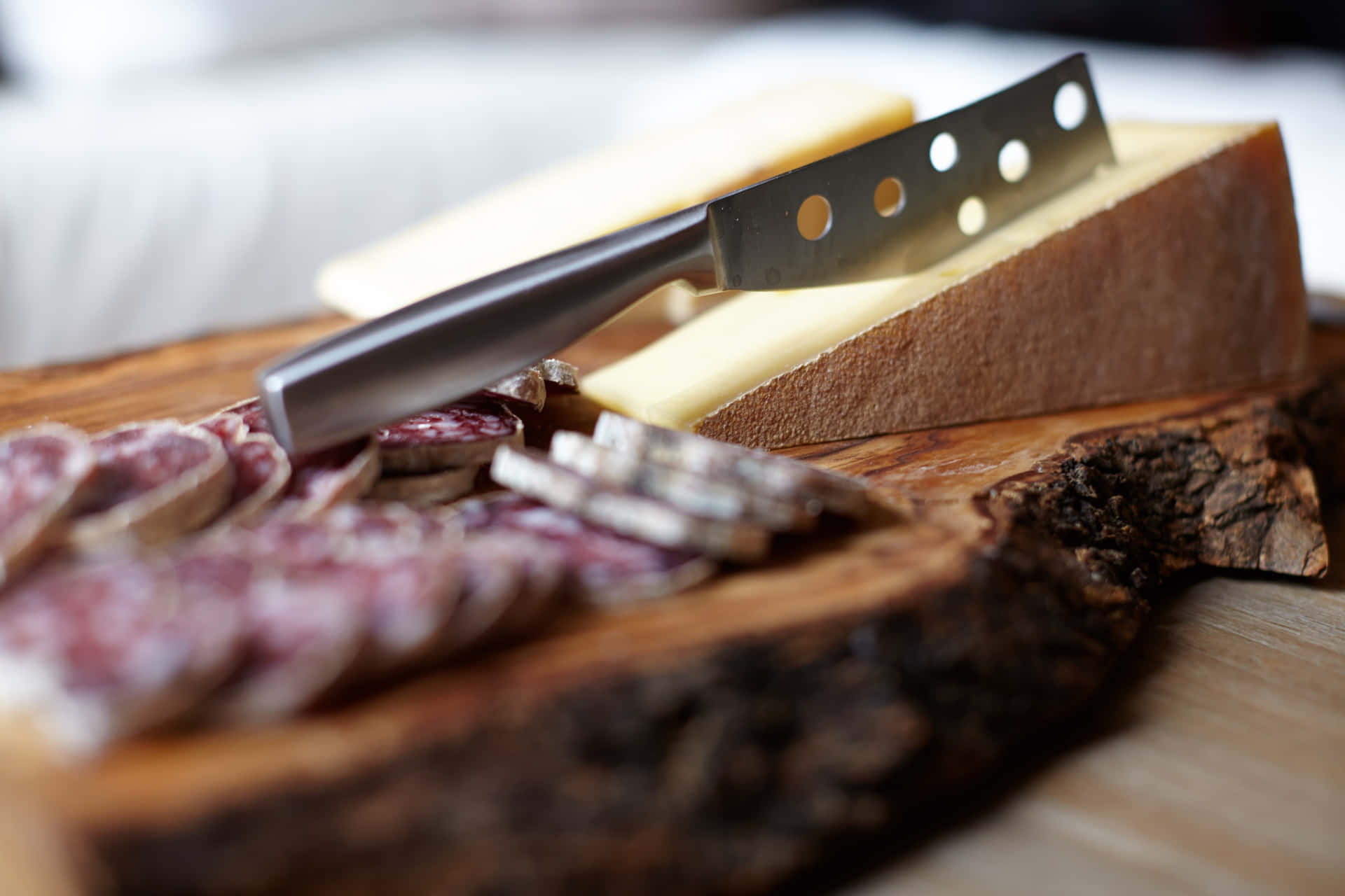 Assortimentodelizioso Di Formaggi Su Una Rustica Tavola Di Legno.