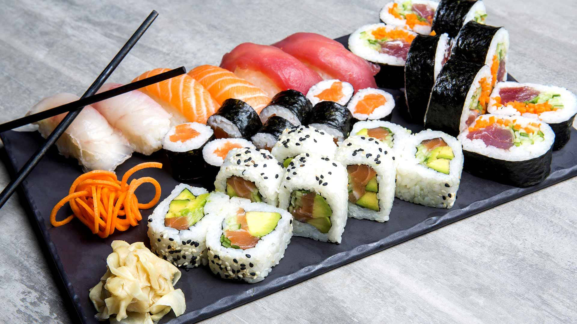 Assortimentodi Sushi Fresco Su Un Piatto