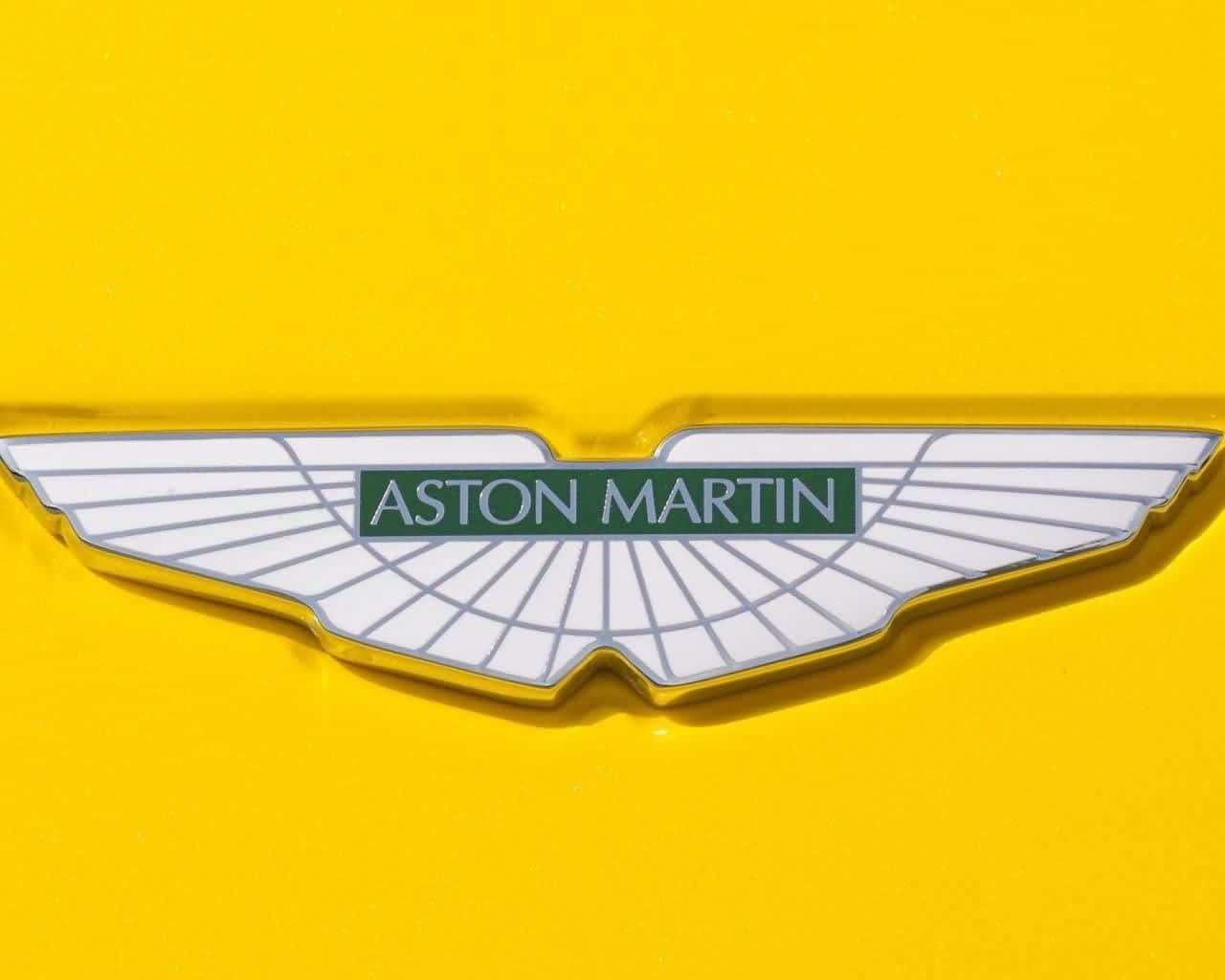 Astonmartin-abzeichen Auf Einem Gelben Auto.