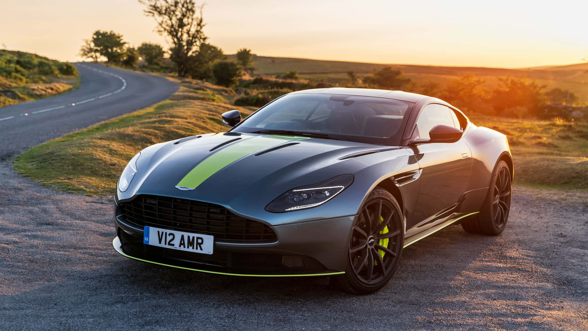 Fondode Pantalla: Aston Martin Db11 Acelerando Con Estilo. Fondo de pantalla